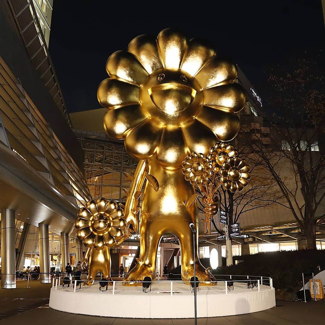 smartさんのインスタグラム写真 - (smartInstagram)「🌼六本木ヒルズに村上隆さんの彫刻作品 #お花の親子 が登場！🌼  高さ約10m！金色に輝く巨大な新作彫刻作品『お花の親子』が、六本木ヒルズの玄関〈66プラザ〉に登場しました。  前面だけではなく、360度、見る角度によって楽しめる「お花」モチーフがたくさんなのでぜひ実物でチェックしてみてください✨間違い無く、東京の新名所ですね！🗼  Photo by SATOSHI OMURA  ちなみに2枚目の写真は昨年、香港で開催された村上さんの個展『MURAKAMI VS MURAKAMI』で展示されていたお花の親子😊🌿これも大きいのですが、新作のスケールは圧巻です〰✨  @takashipom #村上隆 #takashimurakami」11月30日 17時22分 - smart_tkj