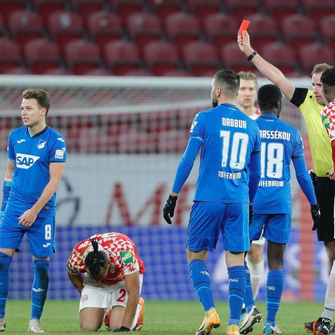 1.FSVマインツ05さんのインスタグラム写真 - (1.FSVマインツ05Instagram)「Seid lieb zueinander. 🥰 Wir wünschen euch eine schöne Adventszeit! 🎅🎄 #mainz05 #M05TSG #advent」11月30日 17時38分 - 1fsvmainz05