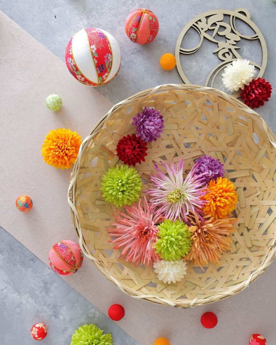 東京堂アーティフィシャルフラワーMAGIQのインスタグラム：「・ 【アーティフィシャルで季節を迎える】 ～Ｗinter Color Flower 🎍 NewYear (ウィンターカラーフラワー🎍新春）～ ・ FM7216-109.116　天空菊ピック FM7116-21　スパイダーマムピック FM2927-21.23　ピンポンマムピック FM501-30.51.53　ベルエマムピック ZE13-1　ちりめん花玉8㎜ ZE14-28　ちりめん花玉5㎜ ZE18-103　ちりめんボール中 XJ15-18　迎春プレート KB903　やたら編み丸30  ・ ・ 【ジョイフル クリスマス🎄キャンペーン】開催中！ 期間:2020年11月2日(月)〜11月30日(月) 入賞→ ６名 発表→ 12月3日(木) 、4日（金） ・ ●テーマ 【クリスマス🎅】の写真を投稿してください。 ・ 応募は簡単！ 以下参加方法にて、どなたでも参加OKです。 ◎参加方法 ① @magiq.jp をフォロー ② #magiqクリスマス2020 をタグ付けて投稿して下さい！ ・ 皆さまのご参加をお待ちしております！！ ・ ・ #MAGIQ #MAGIQのある暮らし #TOKYODO #東京堂 #アーティフィシャルフラワー #アーティフィシャル #アートフラワー #造花  #フェイクフラワー  #フェイクグリーン #花 #花のある暮らし #花のある生活 #花好きな人と繋がりたい #花を飾る #インテリア #インテリアフラワー  #フラワーデザイン #フラワーアレンジメント #フラワーアレンジ #アレンジメント #artificial #artificialflower #flowerofinstagram #flowersoninstagram #花藝 #꽃스타그램 #조화 #クリスマス」