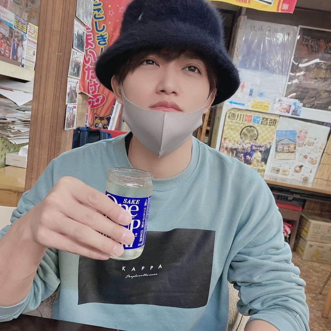 藤田富のインスタグラム：「今年も残りわずか明日から12月です。 寒い冬がやってきました。 みなさん元気でお過ごしでしょうか。 私は最近渋いところでお酒を飲むのが1週間の楽しみになっております。雰囲気で美味しいとか変わってきますよね〜。 みなさん、おすすめ渋めのご飯屋さんはありますか？良かったら教えてください。  そしていつもお世話になっている「MEN’S KIREIMO(@KIREIMO_OFFICIAL)」さん。僕は忙しくて最近行けてないのですが、「MEN’S KIREIMO」は千鳥のノブさんが「人生変わった」って宣伝していて、まさにです。毎日の髭剃りもないから、ほんまに楽ちんでおすすめです。  @KIREIMO_OFFICIAL #MENSKIREIMO #メンズキレイモ #メンズ脱毛 #脱毛 #KIREIMO #キレイモ」