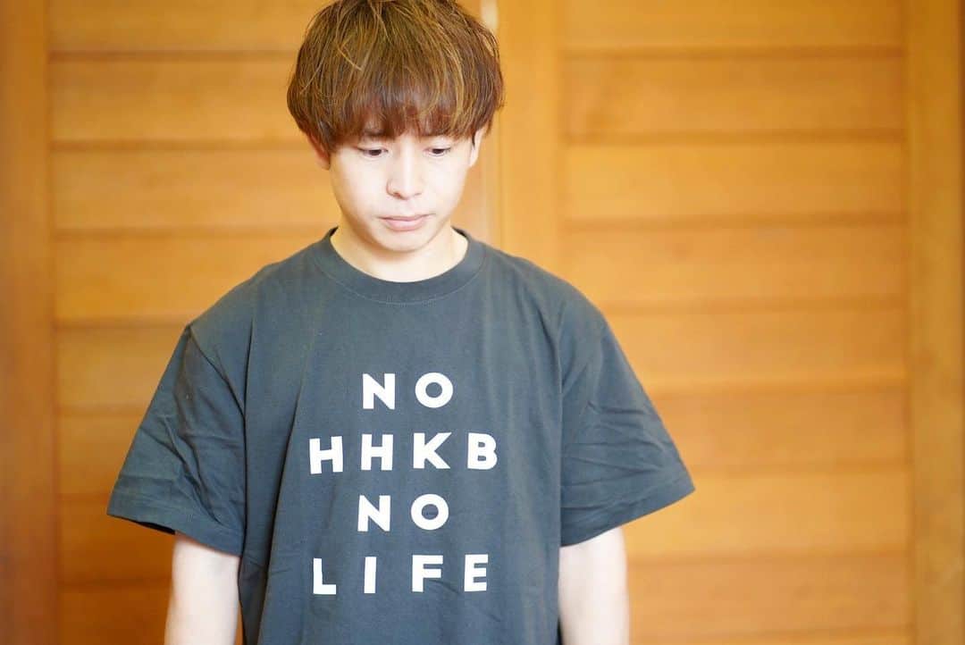 石田太志のインスタグラム：「I’ve got HHKB T-shirt. NO HHKB NO LIFE. ･ #footbag #taishiishida #freestyle #soccer #follow #worldchampion #performance #performer #instagramer #hackysack #hhkb #happyhackingkeyboard #keyboard #tshirt」