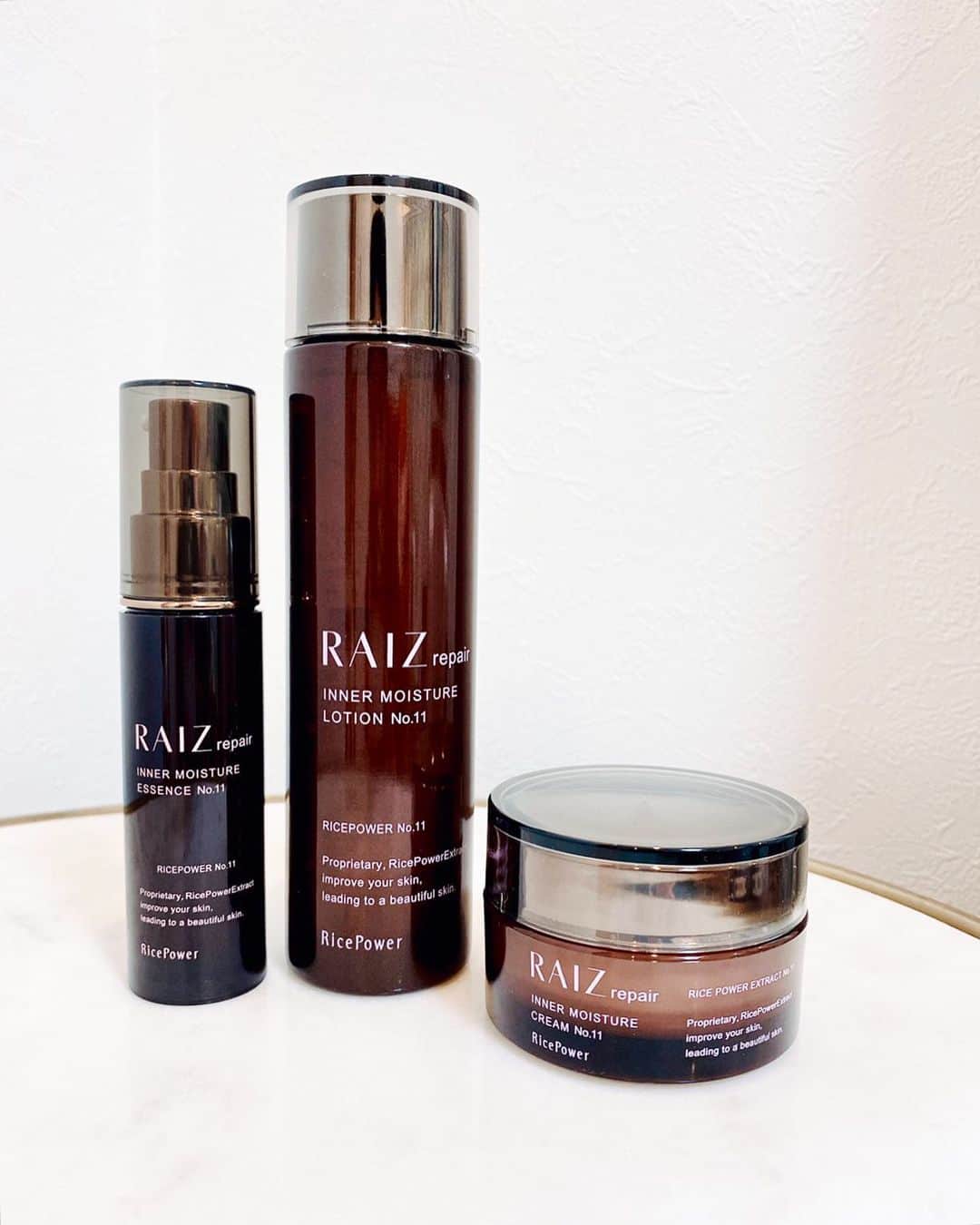 のインスタグラム：「@raizskincare_official  の化粧品を使い始めました☺️  勇心酒造さんがつくったお米からできた化粧品✨  肌に密着してしっとりするので乾燥肌だけど今のところ調子いいです☺️  #raiz#ライース#スキンケア#美容 #コスメ#化粧品#乾燥肌#肌ケア#日本酒#ライスパワー#勇心酒造 #misssake」