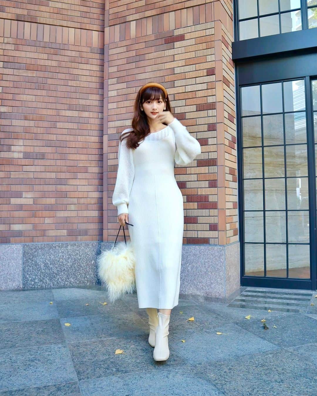 のインスタグラム：「ひとつ前の投稿の全身バージョン👗 届いたばかりのニットワンピを早速着ました✨ シンプルなIラインのワンピースだけど、胸元やお袖に透け感があって可愛いのです🥺💫  dress @mercuryduo_com #mercuryduo boots @murua_official #murua  #coordinate#ootd#Japanese#japanesegirl#instafashion#rubi_fashion#男の子ママ#新米ママ#新作#冬服#ニット#오오티디#아웃핏#ニットワンピース#ニットワンピ#マーキュリーデュオ#カチューシャ」
