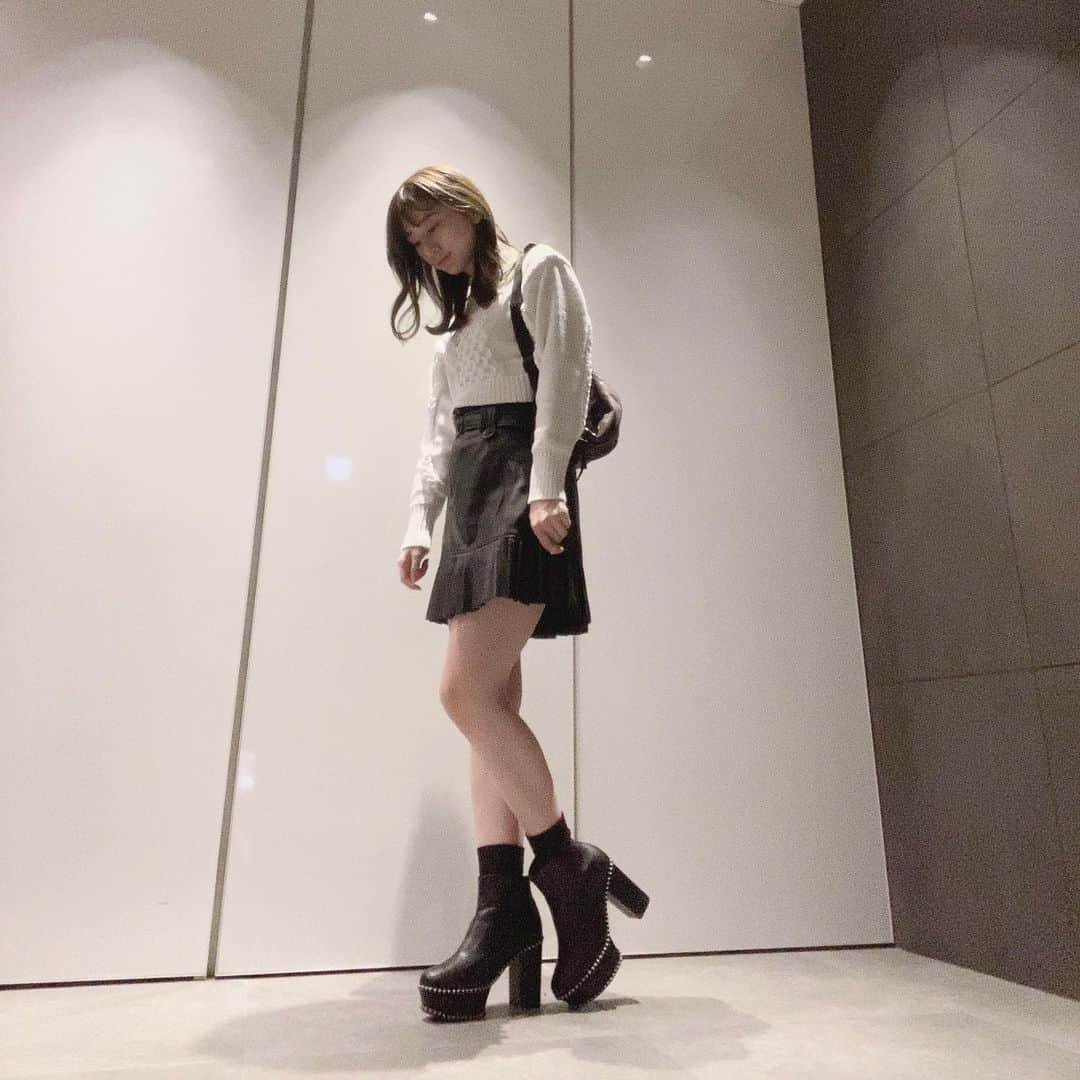 大須賀あみさんのインスタグラム写真 - (大須賀あみInstagram)「通販でよくお洋服買うのですが﻿ 久々にプチ失敗しちゃった！﻿ ﻿ ネットで見た写真よりかなり丈が短くて﻿ 頑張ってスカートをハイウエストにないと﻿ 着れません😂笑﻿ ﻿ あー普通にデニムとかに合わせたかった…﻿ ﻿ 色も写真だとアイボリーだったのに﻿ 届いたものは真っ白白だった！笑﻿ ﻿ まあこれも通販の醍醐味ですね😂！﻿ ﻿ でも網目は本当可愛いから最後の写真も見てね！﻿ ﻿お猿さんポーズ🙉笑  #韓国ファッション #韓国ニット #白ニットコーデ #zaraコーデ」11月30日 17時39分 - osugaami_official