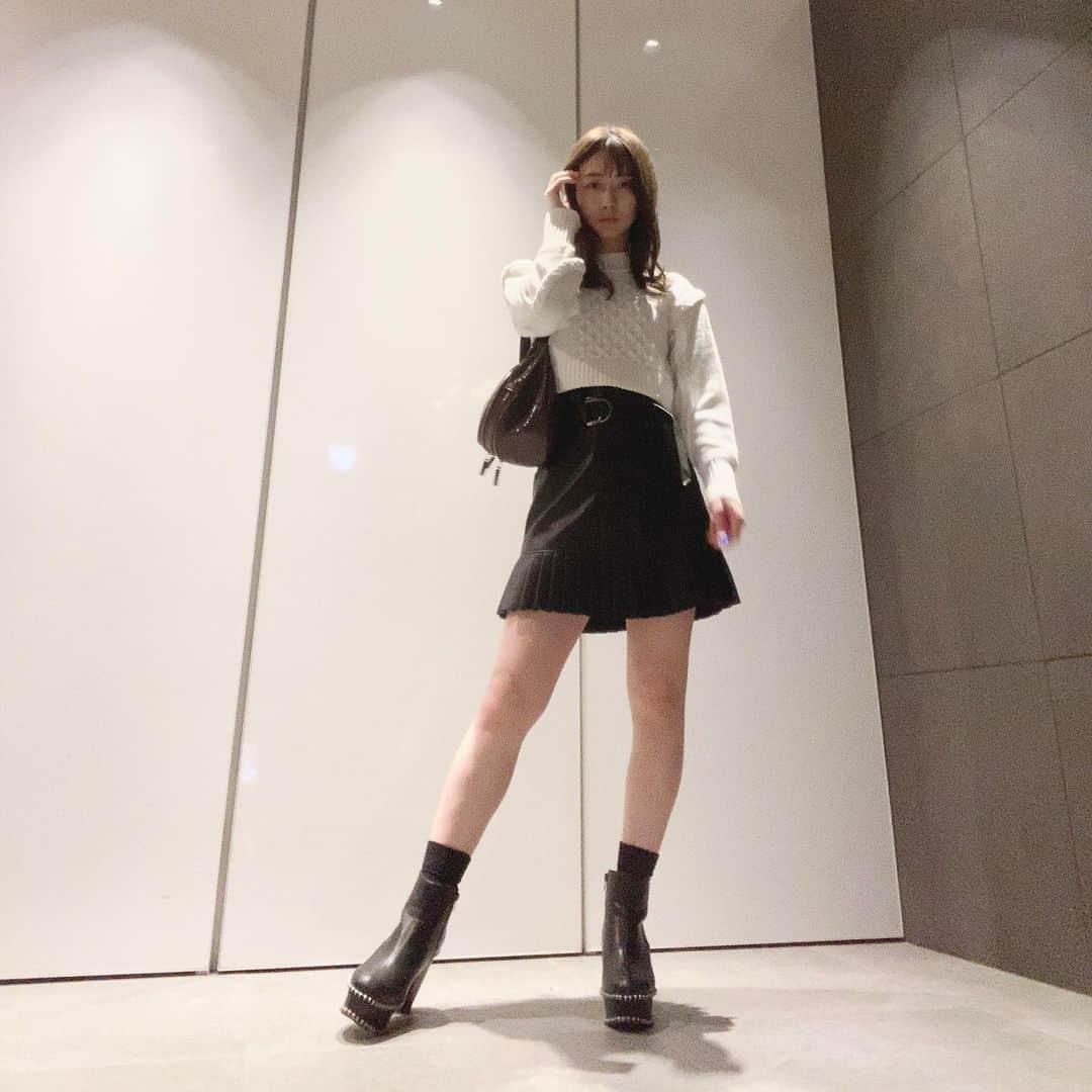 大須賀あみさんのインスタグラム写真 - (大須賀あみInstagram)「通販でよくお洋服買うのですが﻿ 久々にプチ失敗しちゃった！﻿ ﻿ ネットで見た写真よりかなり丈が短くて﻿ 頑張ってスカートをハイウエストにないと﻿ 着れません😂笑﻿ ﻿ あー普通にデニムとかに合わせたかった…﻿ ﻿ 色も写真だとアイボリーだったのに﻿ 届いたものは真っ白白だった！笑﻿ ﻿ まあこれも通販の醍醐味ですね😂！﻿ ﻿ でも網目は本当可愛いから最後の写真も見てね！﻿ ﻿お猿さんポーズ🙉笑  #韓国ファッション #韓国ニット #白ニットコーデ #zaraコーデ」11月30日 17時39分 - osugaami_official