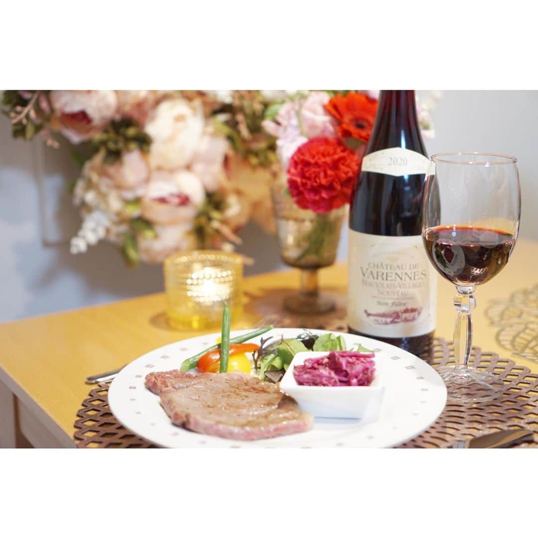 のインスタグラム：「， ようやく今年のボジョレーヌーボーを楽しめました🍷✨ ， 普段はミディアムボディか辛口ワインが好きですが、 ボジョレーの若々しい感じも良いですね。 フルーティで軽やかな味わいなので 軽やかな味わいのお料理やソースが合うとされています。 というわけで、ステーキはお塩でいただきました🍴 ， その年の9月に収穫したブドウで作り 11月にはボトル詰めするということですから、 今年は特にコロナ禍で 大変なご苦労もあったことと思います。 生産してくださった方々に感謝しながら 爽やかな余韻を楽しみました🍷 ， #ボジョレーヌーボー  #ボジョレー #ボジョレーヌーボー2020  #ステーキ #自宅 #ディナー #ワイン」