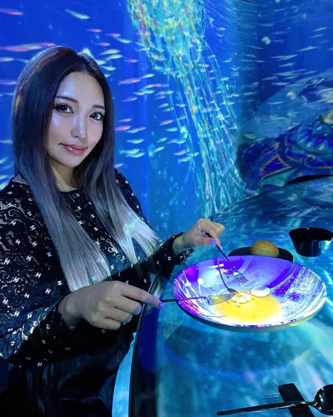 桃瀬とものインスタグラム：「昨日のレストランすばらしすぎた🥺⭐️ こーいう世界観作れる人たちって本当素晴らしい才能だなぁーって刺激を受けて帰ってきました💓 そして北海道今とっても大変で帰れないのでしばらく東京に居ることに変更しました！！ また変更あるかもしれないですが、今のところ12月10日に帰ります‼️それまで六本木ティースタイルに居ますのでよろしくお願いします💓💓💓 #女社長 #ケツスタグラム #六本木 #roppongi」