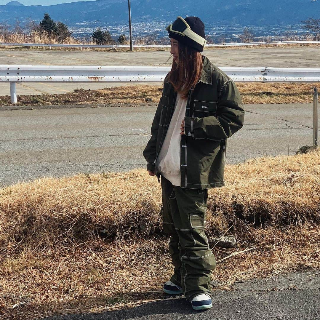 chisatoさんのインスタグラム写真 - (chisatoInstagram)「🏂 個人的にすごくどタイプなセットアップ🥴🤟🏾💋 かわいすぎない？ これやばすぎよ、ほんとに。 軽くてコーチジャケみたいだから さらっと羽織るには最高🙆‍♀️✨ 前閉めて着たい人はワンサイズUPが おすすめだよ🥰💕  私はさらっと羽織りたかったから ジャストサイズを選びました👍😁 . . . 最近旦那のカメラ力がメキメキ上達中… 📸 @takayasufurukawa . . . 👧height→160cm 🏂board→142cm(48cm,9,-6) 👕jacket→L 👖pants→L 👚crew neck→XL :::::::::::::::::::::::::::::::::::::::::::::::::::::::::::::☻ ✔︎ @yonex_snowboard #YONEX #DECLIC #YONEX女子 #ヨネ女 #yonexsnowboard ✔︎ @bsrabbit @milesinseoul #비에스래빗 #bsrabbit #ビエスラビット #bsrabbitjapan ✔︎ @superb_shintaro #superb ✔︎ @nasty.nrf #nasty ☻::::::::::::::::::::::::::::::::::::::::::::::::::::::::::::: #fashion #snowboard #snowboarder #groundtrick #스노우보드 #스노우보더 #スノーボードウェア #スノーボード #グラトリ #グラトリ女子 #グラトリ男子 #スノボ女子 #グラトリ練習中 #グラトリ女子盛り上げ隊  #韓国ファッション #滑雪 #单板滑雪 #ストリートファッション」11月30日 17時43分 - ch1sat002