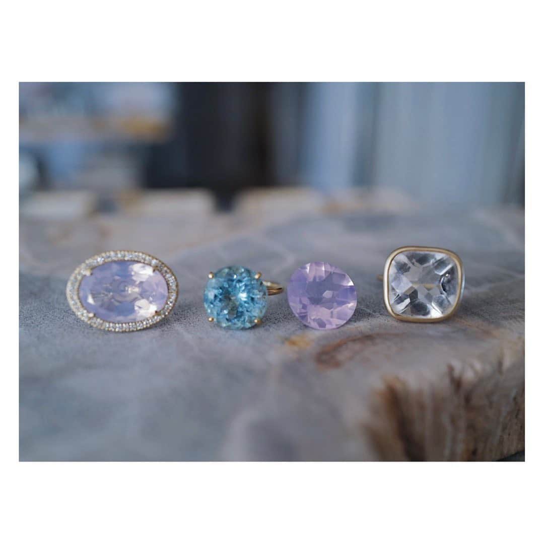 土井地恵理子さんのインスタグラム写真 - (土井地恵理子Instagram)「@colour_jewelry の天然石ジュエリーの カッティングが凄すぎて 小宇宙が石の中に💫  プレビューの2日間で すっかり魅了されてしまいました。  ずっと見てられる美しさ、、✨  #colourjewelry #コロル #jewelry #ジュエリー #ring #リング #12月は伊勢丹でpopupですって #私の手のシワはスルーしてくださいww」11月30日 17時44分 - ericodoiji