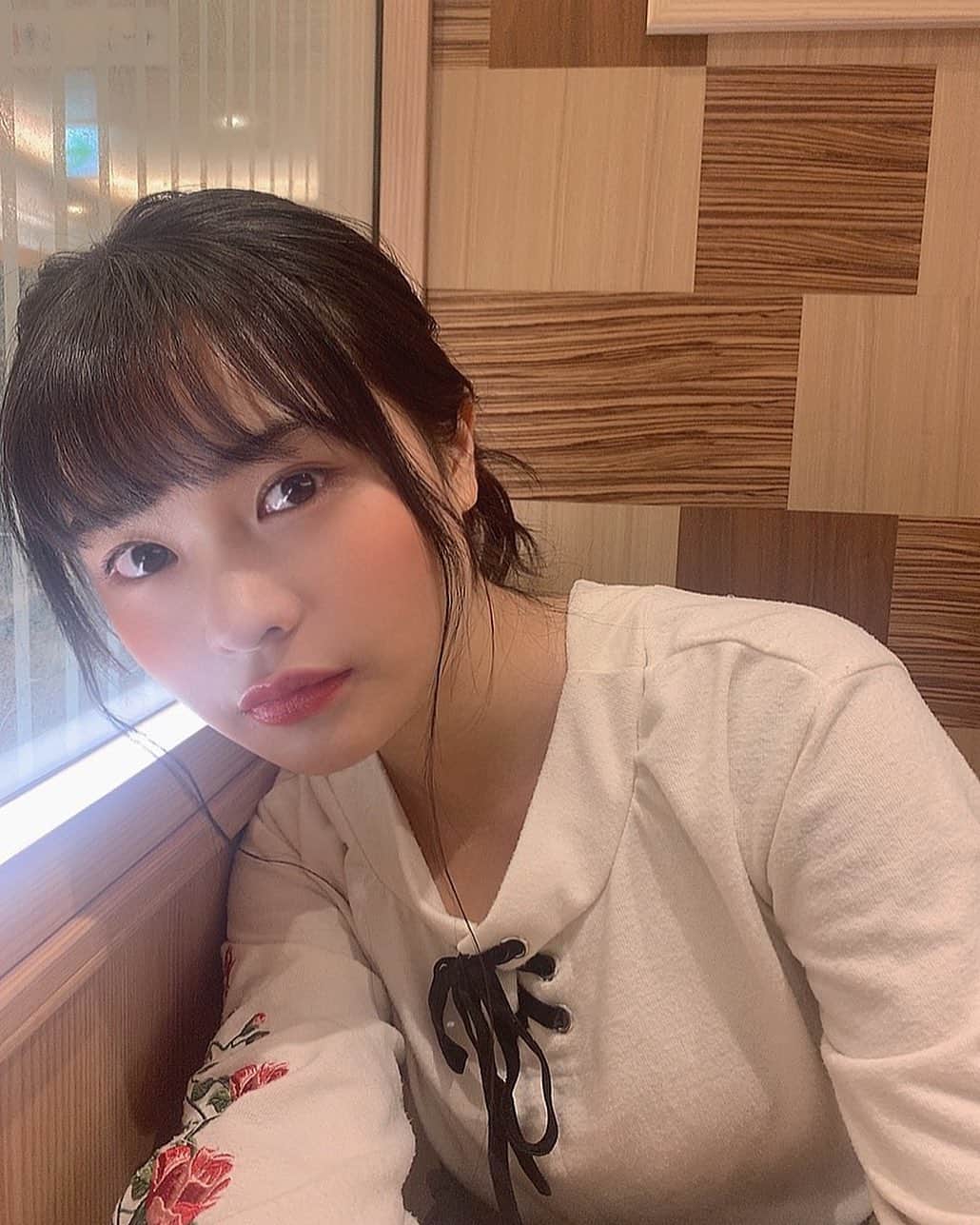 西本ヒカルのインスタグラム：「雑誌の撮影でした🎥 1月公開予定です☺︎おたのしみに☺︎ #マネさんカメラ」