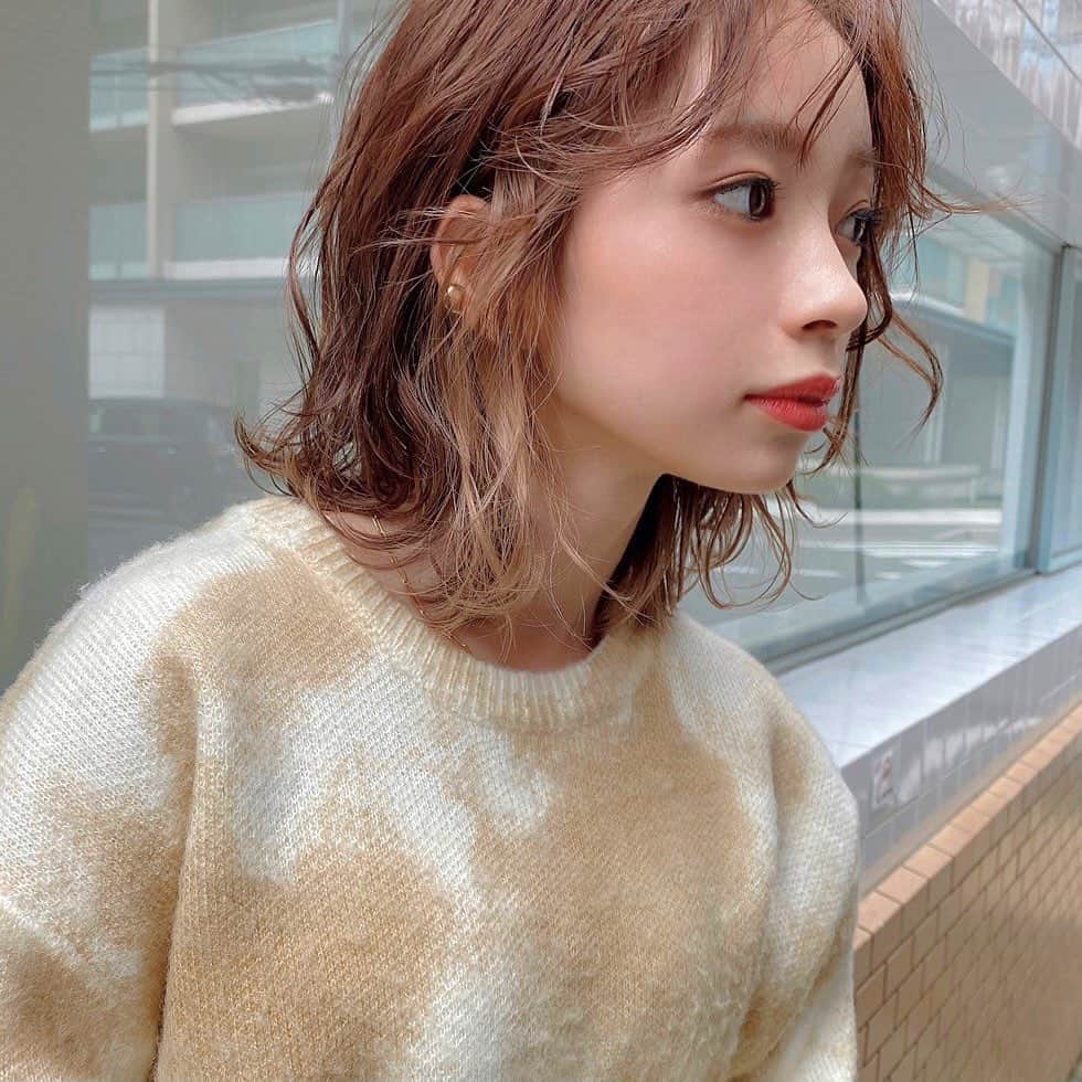 塩川裕美のインスタグラム：「. . ここ3.4日できゅーうにめちゃめちゃ寒くなって 戸惑っています🙄サムイノニガテ . . スキンケアは相変わらず　@iliveintokyo.ilit を使ってるから、 寒くなってきた最近も大きく肌荒れする事もなく(信頼)☺️ . ちょっと気を遣ってることといえば 秋よりも気持ちしっかりめにクリーム、バターを塗ってることと 前回書いた化粧水を重ね付けして ちゃんと浸透させることかな✍️ . . iLIT butterいまリニューアルしてるところみたいだからでたらまたすぐ手に入れたい、、、🥺❤️ . . カサカサになる前に、ならないようにちゃんとケアするのが大切らしいから 今からの時期特に気をつけよ〜🐰🌿」
