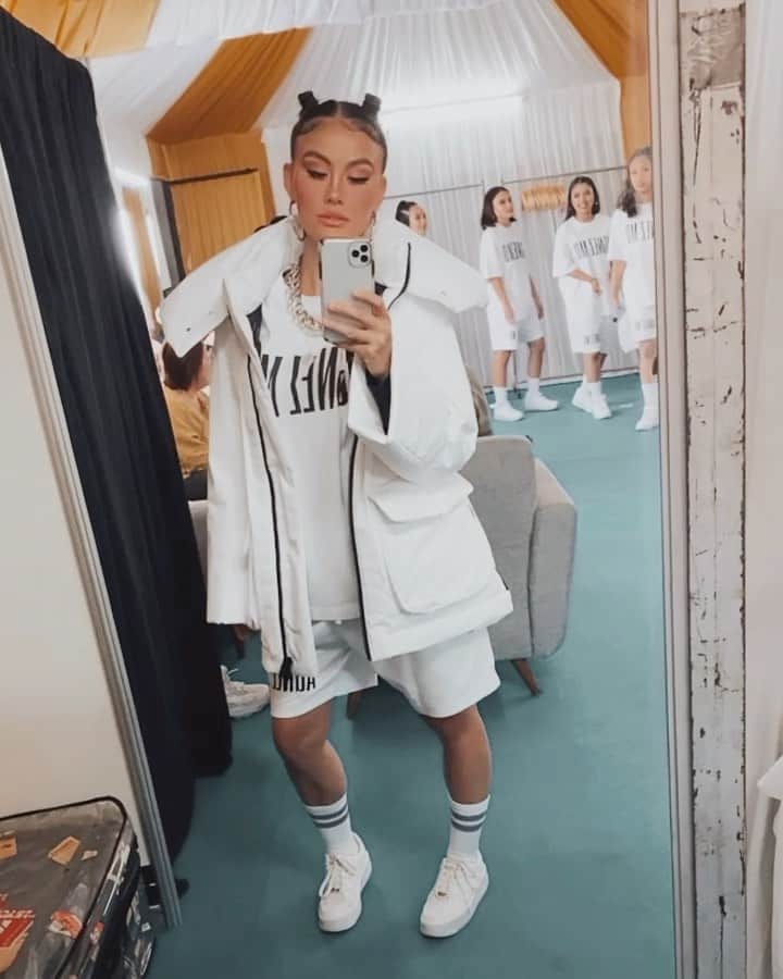 アグネス・モニカのインスタグラム：「🤍𝚊 𝚐 𝚗 𝚎 𝚣 𝚖 𝚘 . . #AGNEZMO」