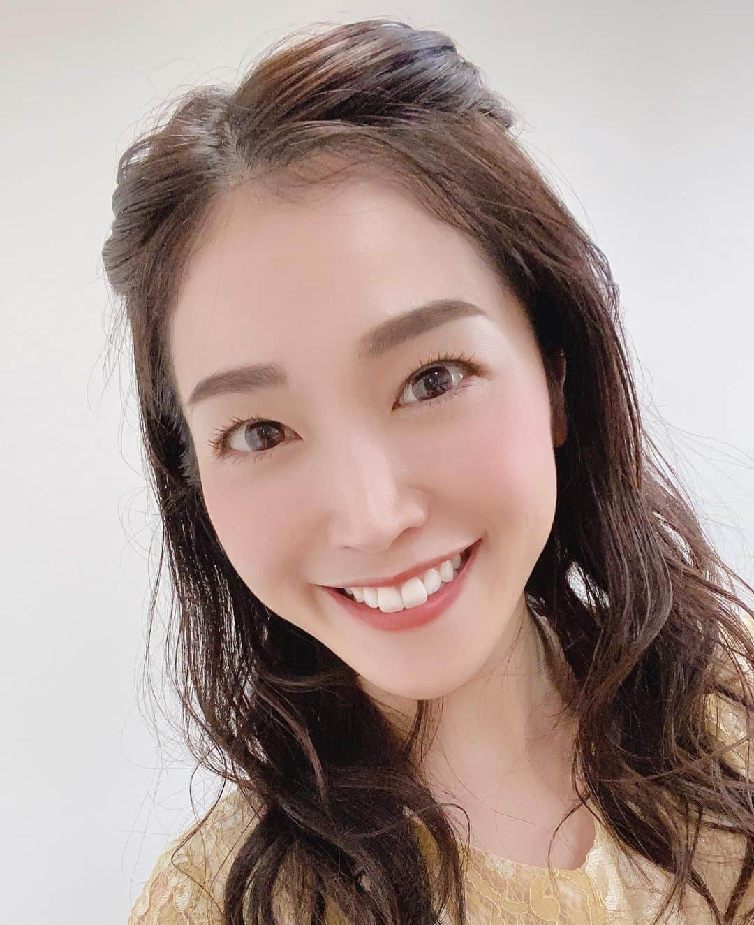 佐藤美樹さんのインスタグラム写真 - (佐藤美樹Instagram)「. 昨日の衣装とヘアメイク💄 . レースに集中できるよう、 気合いを入れて おでこ出しヘアで☺️✨ . . アーモンドアイちゃん、おめでとう。 そして、お疲れさまでした。 . 3、4枚目は仕事帰りに。 もう街はすっかりクリスマス🎄なんですね。 .  ━─━─━─━─━─━─━─━─━─━─ #アーモンドアイ  #ジャパンカップ  #おめでとう  #女王  #引退  #感情移入しちゃうよね #歴史に残るレース  #ありがとう  #感動をありがとう  #華やか  #衣装  #ヘアメイク  #つや肌  #おでこ出し  #競馬  #生放送  #最近  #アーモンドミキさんと #何人かに呼ばれる #憧れの馬  #キャスター  #アナウンサー #フリーアナウンサー  #佐藤美樹」11月30日 17時52分 - satomiki0224