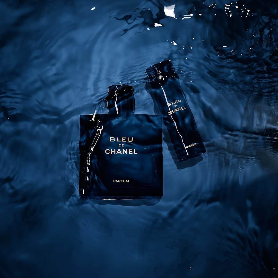 シャネルさんのインスタグラム写真 - (シャネルInstagram)「BLEU DE CHANEL Parfum. New Twist and Spray. An aromatic and woody freshness, illuminated by New Caledonian sandalwood, in a travel-friendly format you can take wherever you go. #BleuDeCHANEL #CHANELFragrance」11月30日 17時53分 - chanelofficial