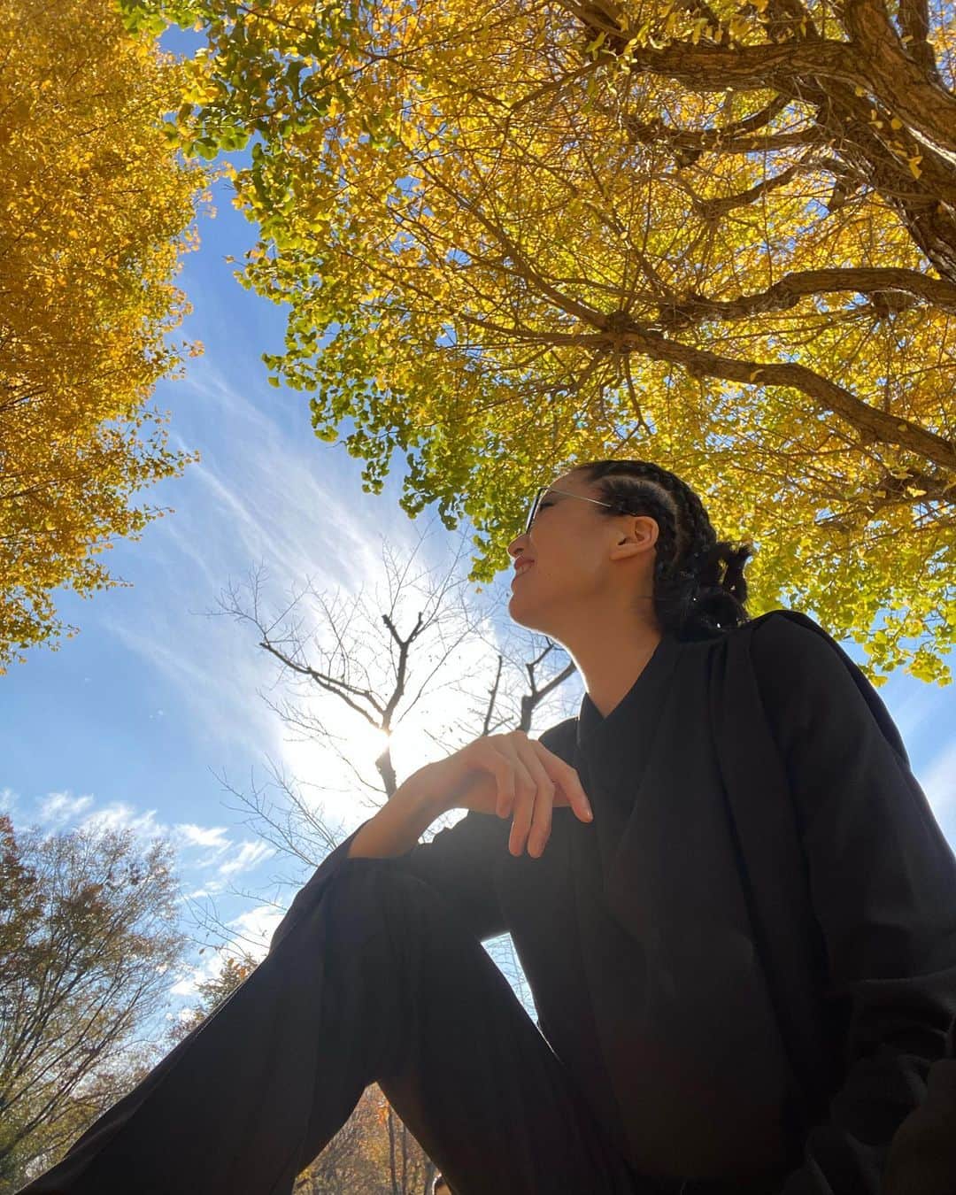 レンナ（RENNA）さんのインスタグラム写真 - (レンナ（RENNA）Instagram)「💛❤️🤍  11月はスーパーハードだったけど 楽しいこともたくさんあったな☺️❤️ 明日からもう12月！ 気を引き締めてがんばろう〜😌✨  #新宿中央公園 #ピクニック #お散歩 #イチョウ #紅葉」11月30日 17時54分 - renna_tkmr