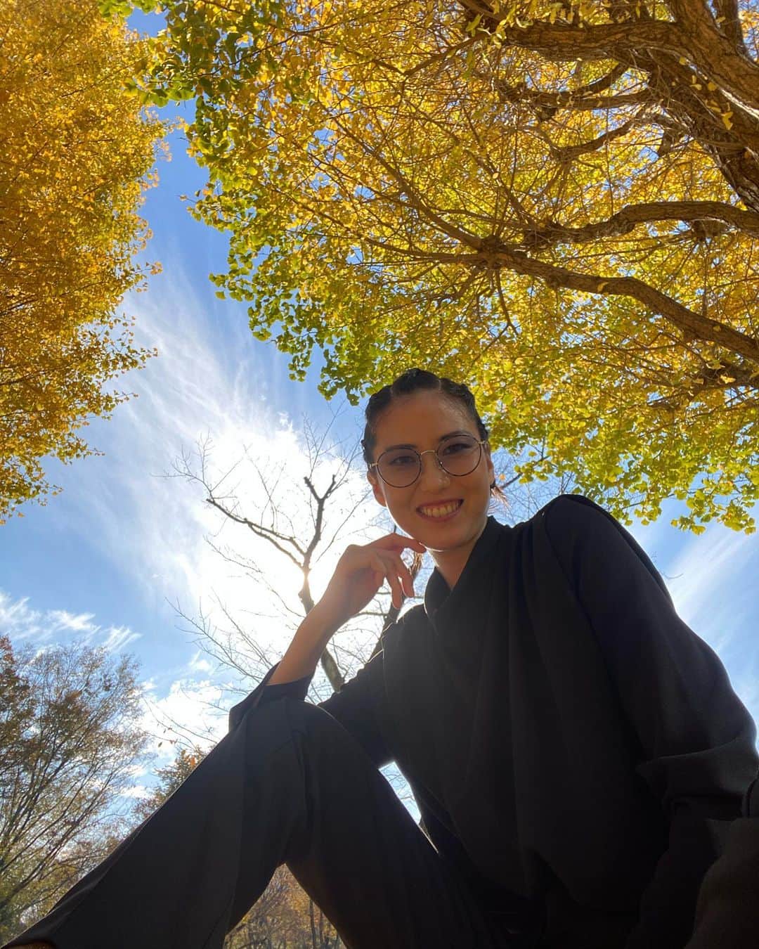 レンナ（RENNA）のインスタグラム：「💛❤️🤍  11月はスーパーハードだったけど 楽しいこともたくさんあったな☺️❤️ 明日からもう12月！ 気を引き締めてがんばろう〜😌✨  #新宿中央公園 #ピクニック #お散歩 #イチョウ #紅葉」