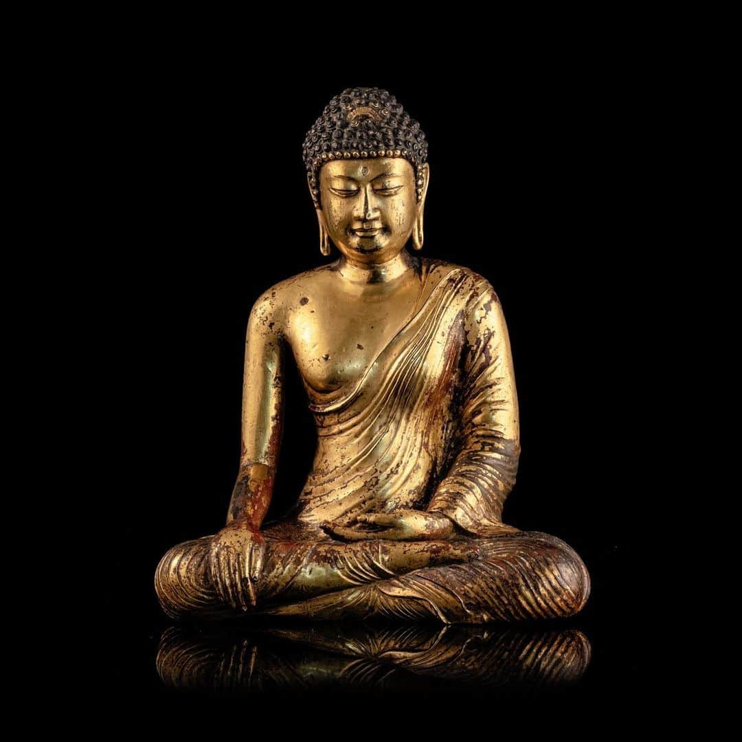 サザビーズさんのインスタグラム写真 - (サザビーズInstagram)「Here is your Monday morning reminder to stop and take a moment to just breathe 🙏  This exceptional 12th-century gilt-bronze figure of Buddha Maravijaya is a highlight of our Arts d'Asie auction in Paris on 11 December. Link in bio to learn more.  #SothebysParis #SothebysAsianArt #AsianArt #BuddhistSculpture #BuddhistArt #MondayMorning #MondayMeditation」11月30日 17時57分 - sothebys