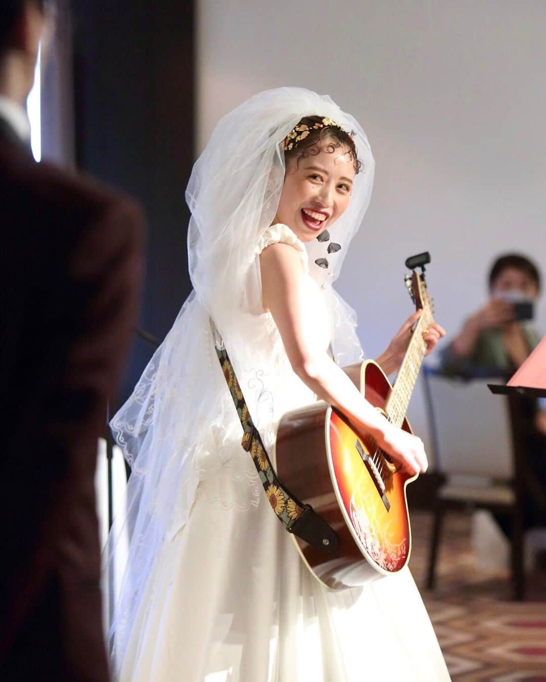 スマ婚/オフィシャルアカウントのインスタグラム：「新郎さまのウェルカムスピーチのあとに新婦さまの#弾き語り 🎸✨ ウェディングドレス×ギターがとってもおしゃれです👀  新郎さまのウェルカムスピーチは スピーチ内容を巻物にしたためています📝 書いた内容をしっかり見つつもお茶目さが表現できて こちらも素敵なアイディアです👏🏻  スマ婚は 「日本中の結婚式を、安く、美しく」をコンセプトに 安く上質な結婚式が挙げられるプロデュースサービスです🕊  お問い合わせは @smakon_official  プロフィールTOPのURLよりご連絡いただくか お気軽にお電話ください☎  #スマ婚 #結婚式 #プレ花嫁 #式場探し #プレ花嫁準備 #結婚式準備 #披露宴演出 #結婚式場選び #プレ花嫁さんと繋がりたい #全国の花嫁さんと繋がりたい #2020秋婚 #2020冬婚 #2021春婚 #2021夏婚 #2021秋婚 #関東花嫁 #東海花嫁 #関西花嫁 #九州花嫁 #スマ婚花嫁 #スマ婚レポ #卒花嫁レポ #結婚式準備レポ #卒花レポ #ウェディング #ウェディングドレス #お洒落花嫁 #結婚式余興 #余興」