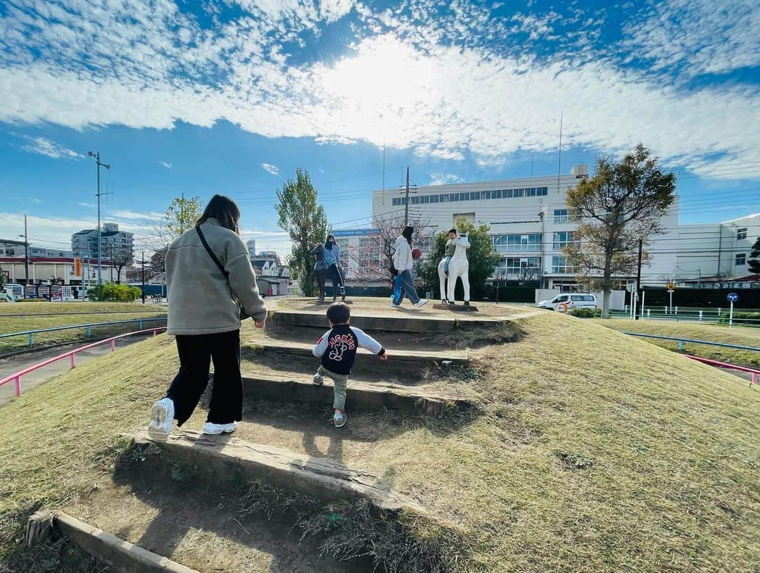 鈴木あきえさんのインスタグラム写真 - (鈴木あきえInstagram)「大田区にある #萩中公園 へ行ってきました👦🏻  まだ行ったことがない楽しそうな公園を探して行くのが 好きなんですが、  あきえ臨月で息子連れきついでしょ と、 仲良しな友たちが 息子みがてら一緒に行ってくれました😭  ありがたい😭頼もしい😭いつもありがとう🤝  私は 今は身体的に一緒に滑り台とか滑ってあげられないので 息子も友達の手を引いて楽しそうでした🥳  しかしこの萩中公園、 クオリティ高すぎて感動❣️  汽車や消防車、船などもあるし 公園内にもニセモノの踏切が。  滑り台だけでも レベルも色々、数もたくさんで  子供たち数時間熱中して楽しそうでした🥳  大人の方が息切れ。笑  楽しかったっ🤩  またおすすめ公園発見したらアップしますね😍  #公園インスタ #萩中公園 #息子 #2歳2ヶ月 #第二子妊娠中 #臨月 #正期産 #2歳差」11月30日 17時58分 - akiesuzuki0312