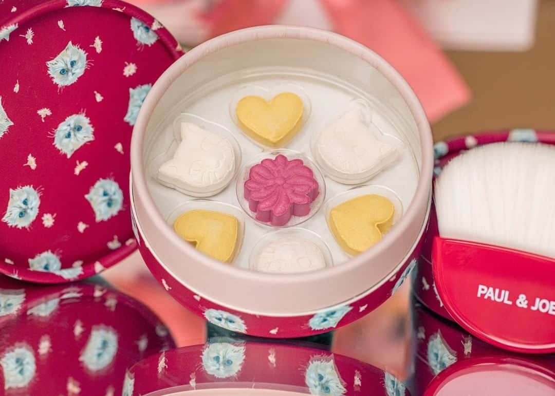 PAUL & JOE BEAUTEさんのインスタグラム写真 - (PAUL & JOE BEAUTEInstagram)「・ ＼Launching Tomorrow！／ A whimsical face powder that looks like a box of sweets!  ・Chrysanthemum Red adds warmth to the complexion ・Neko White adds clarity and luster ・Heart Yellow is a gold that mixes with the complexion  With a transparent base, all three shades come together on the brush to coat the skin with lightweight luster and clarity ♡  ＼いよいよ明日発売！／ ニャンともかわいい ホリデー限定のフェイス パウダー。  3色のパウダーをくるくるとブラシで混ぜ合わせて ふんわり纏えば、 ツヤ・透明感・血色感のある センシュアルなホリデーメイクのできあがり♡  ■フェイスパウダー リミテッド   4,950円（税込） 〈店頭と一部オンラインショップで予約受付中・12/1（火）発売〉 #PaulandJoe #paulandjoebeaute #ポールアンドジョー #holiday #holidaygift #new #limited #facepowder #holidaymakeup #holidaycollection #christmas #christmasgift##beautiful #beauty #instagood #instabeauty #powder #クリスマスギフト #ギフト #クリスマスプレゼント #ホリデイメイク #美容 #美肌 #ツヤ肌 #透明感 #コスメ垢 #デパコス #うるおい」11月30日 18時00分 - paulandjoe_beaute