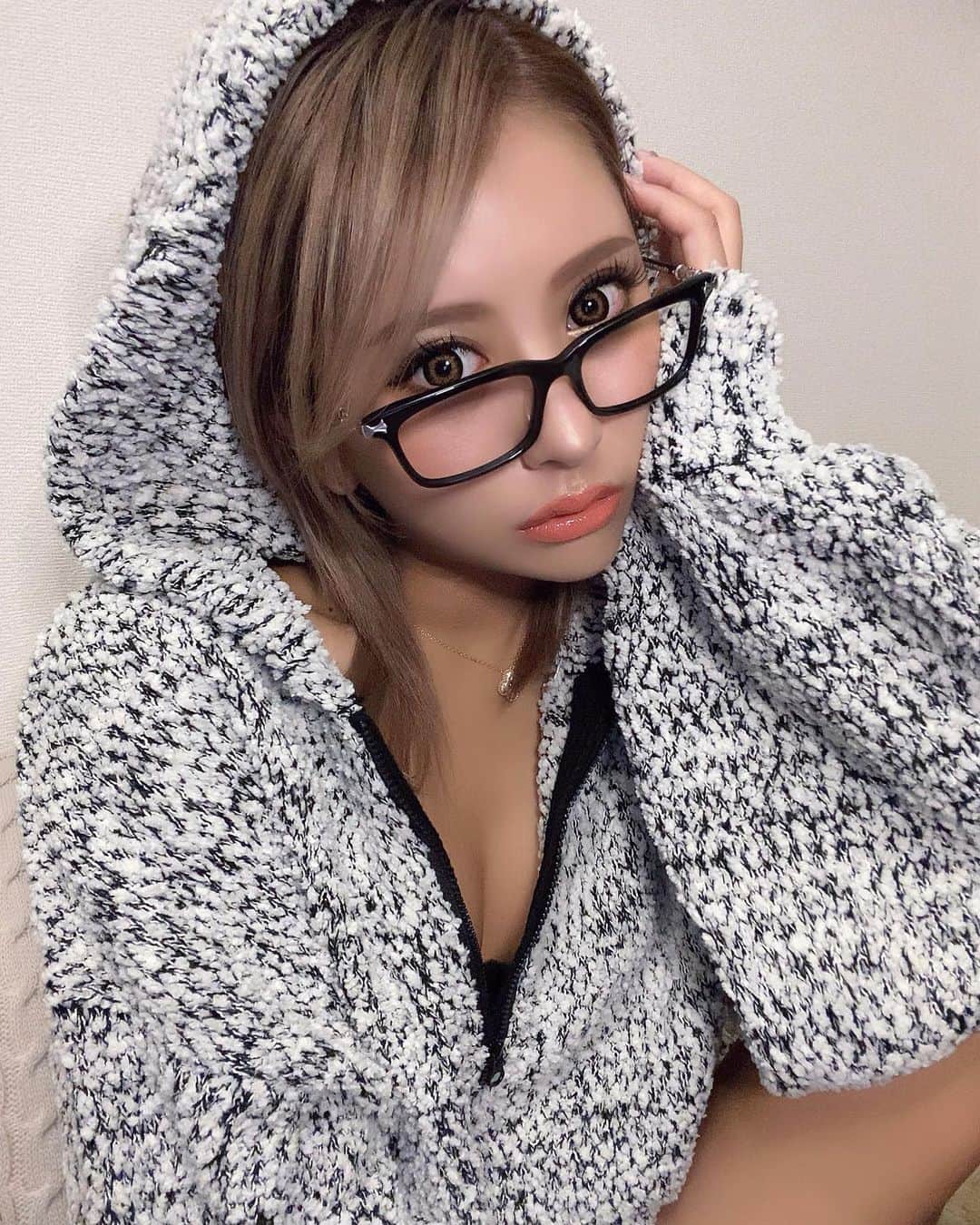 のインスタグラム：「おうちでも可愛いくいたい女の子に♡ . EGOIST×華コラボでルームウェア発売中🥰💓 もこもこ素材１００点すぎる🥺 . パーカー＆ショーパンのSETだよ💫 ふらっとコンビニ用にも使えてまじ万能っす是非✊ . . . #EGOIST #華 #コラボ  #ルームウェア #パーカー #バケハ #数量限定発売中」