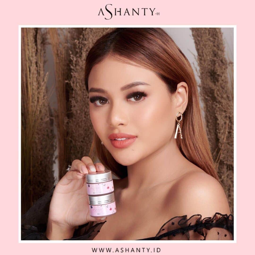ASHANTY BEAUTY CREAM OFFICIALのインスタグラム：「Kulit wajah kering dan kusam ? Atasi dengan Whitening Cream Series by Ashanty 🌸  Bekerja secara maksimal untuk merawat dan menutrisi kulit wajah, mencerahkan, melembutkan dan melembabkan kulit wajah ✨  Satu paket cream berisi : • Facial Wash • Toner • Day Cream • Night Cream  • Serum • Exclusive Pouch  📷 : @novianapramushinta   _____________________________ Informasi dan pemesanan  Ashanty Beauty Cream Chat Via WA : WA: 081293823950 WA: 081287388885 WA: 087778489900 WA: 085781140354 ⚡️ Fast Respons Click Link On Bio Instagram @ashantyid ❣️ ______________________________ #ashantybeautycream #creamashanty #skincareashanty #skincare #skincareartis #skincarelokal #creamwajah #creamperawatanwajah #obatjerawat #jerawat #kosmetik #krimwajah #creamwajah #whiteningcream #ashantyid #ashanty」