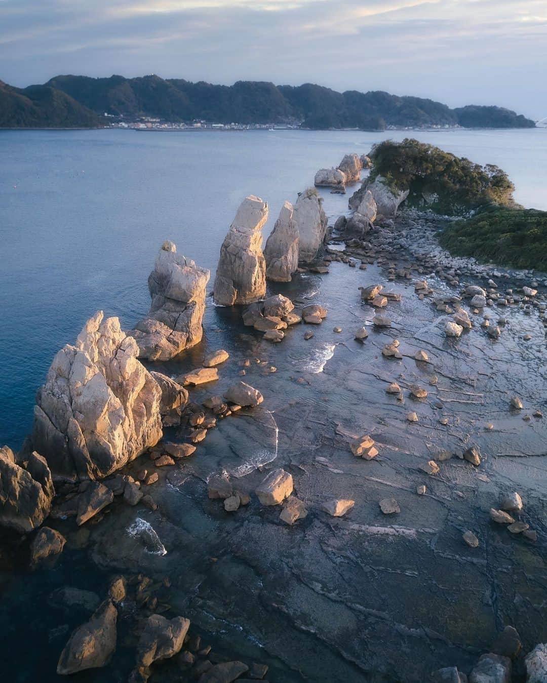Visit Wakayamaのインスタグラム：「. ⠀ Planning a trip to Wakayama?⠀ Don't miss these awe-inspiring rock formations along Wakayama's southern coast. ⠀ #coastaldrive⠀ 📸 @khyezr⠀ 📍 Hashigui Iwa, Wakayama」