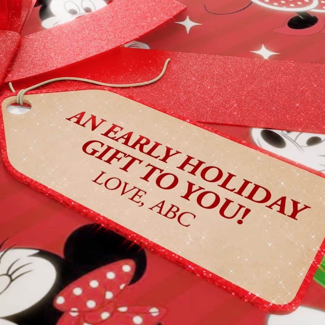 アメリカン・ブロードキャスティング・カンパニーのインスタグラム：「Our gift to you: The #DisneyHolidaySingalong 🎁! TONIGHT at 8|7c on ABC, deck the halls with your favorite stars! 🤩🎶」