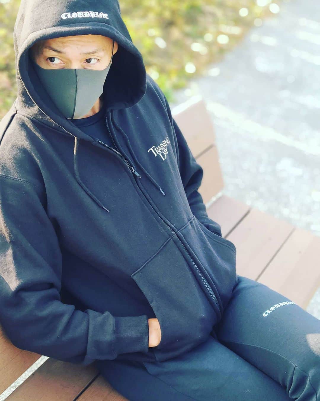 黒石高大のインスタグラム：「ハードな作品入ると普段より運動量減って 夜中にご飯食べるし不規則になるからデブった のんびりお日様浴びて有酸素運動 フード被ってマスクしてベンチで休んでるとマジ不審者みたいなんだけど子供はお構いなしに近づいてくる お母さんは気まずそうにする(笑) そんな日でした #トレーニングウェア #有酸素運動 #ランニング #CLOUDPINE」