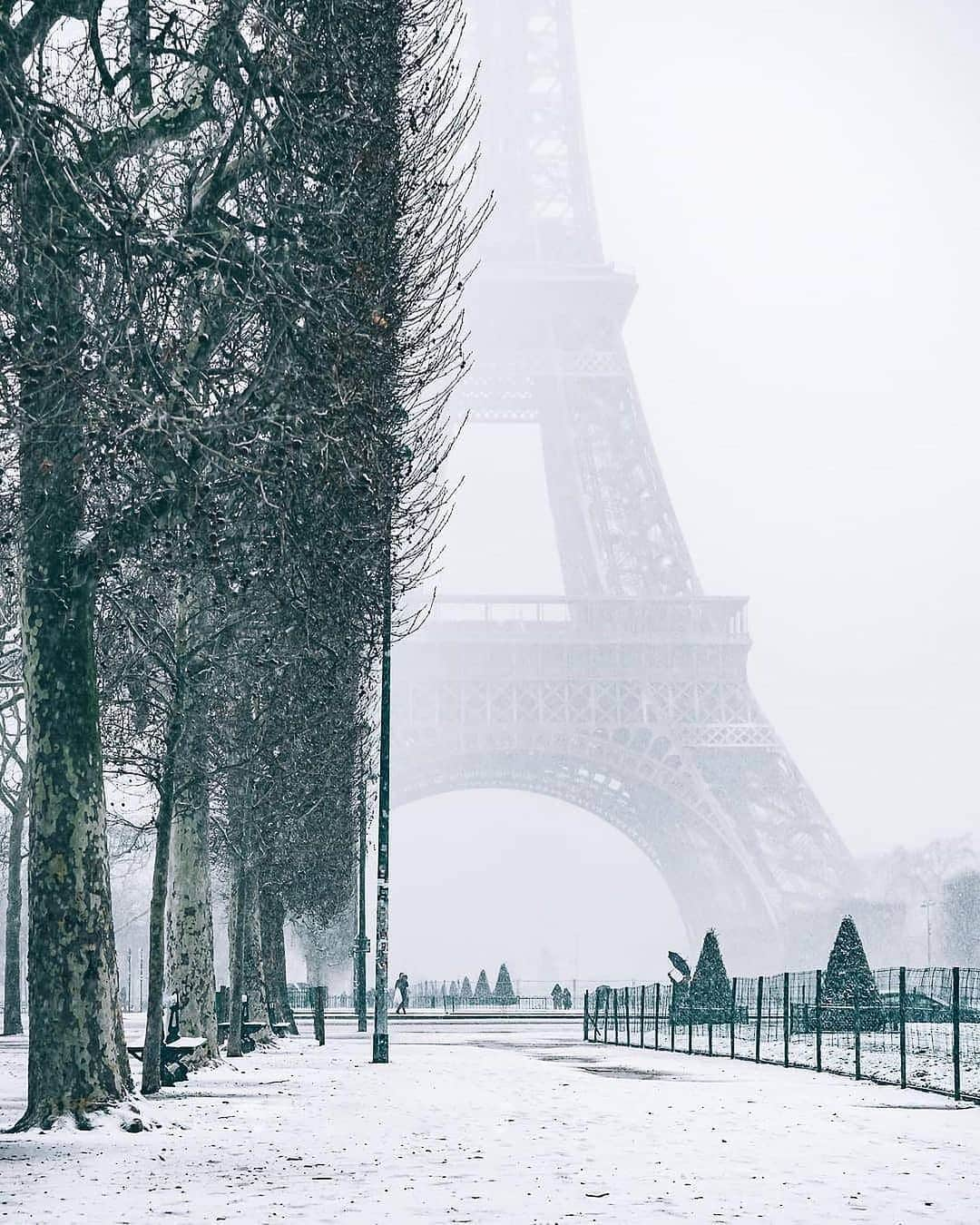 BEAUTIFUL DESTINATIONSさんのインスタグラム写真 - (BEAUTIFUL DESTINATIONSInstagram)「Paris when it snows! ✨ Snow-blanketed cities are absolutely dreamy, but the city of love takes it to a different level. Swipe through to imagine yourself strolling along this winter wonderland. 😍  Have you been to Paris while it's snowing? Tag who you want to spend a wintry vacation here! ❄️   📸 @wonguy974 📍 Paris, France」11月30日 18時07分 - beautifuldestinations