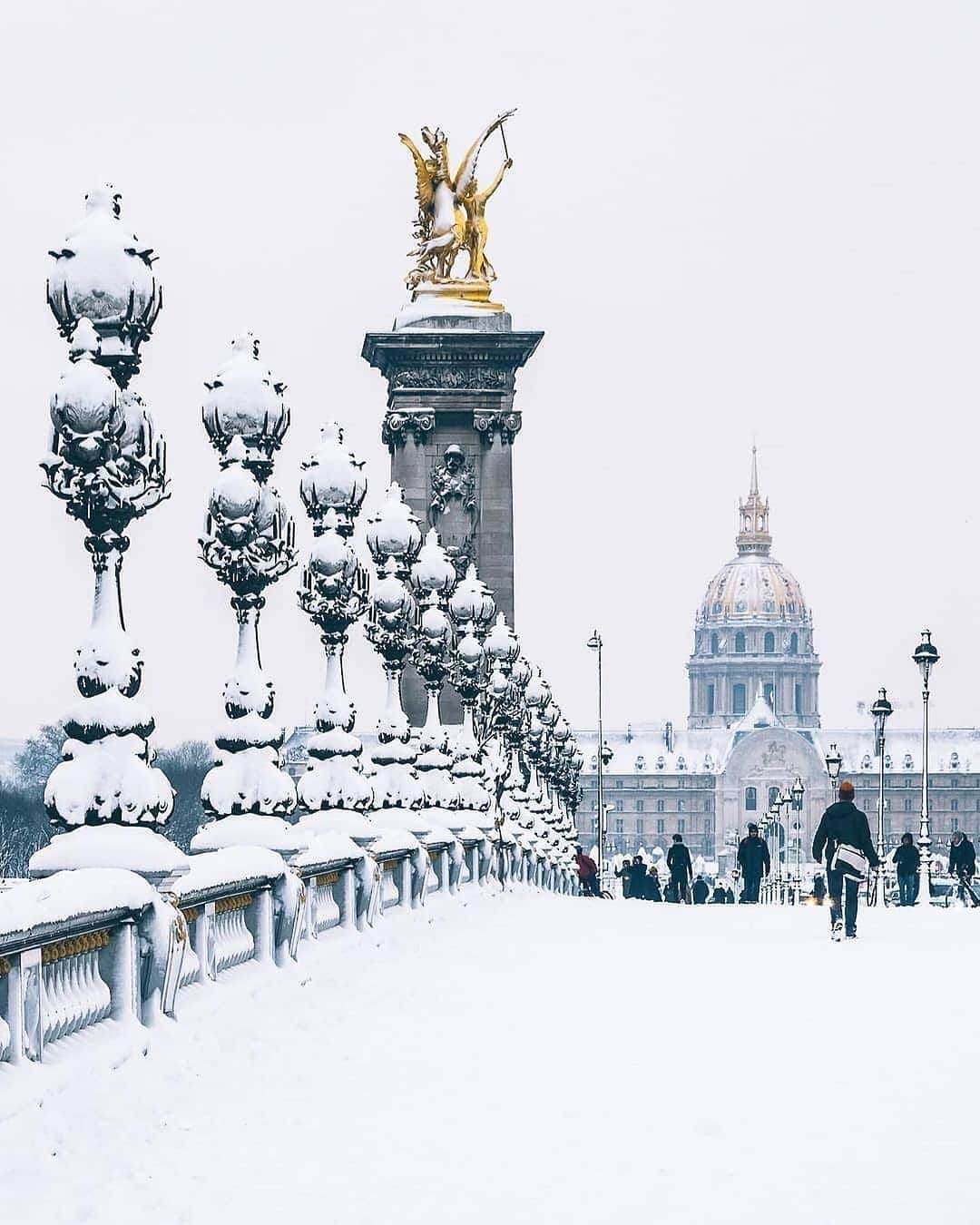 BEAUTIFUL DESTINATIONSさんのインスタグラム写真 - (BEAUTIFUL DESTINATIONSInstagram)「Paris when it snows! ✨ Snow-blanketed cities are absolutely dreamy, but the city of love takes it to a different level. Swipe through to imagine yourself strolling along this winter wonderland. 😍  Have you been to Paris while it's snowing? Tag who you want to spend a wintry vacation here! ❄️   📸 @wonguy974 📍 Paris, France」11月30日 18時07分 - beautifuldestinations