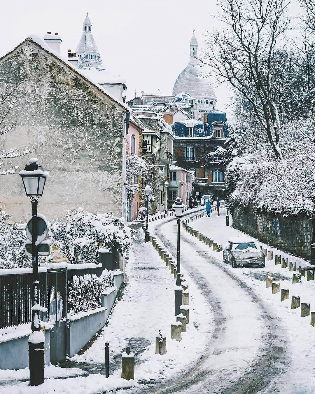 BEAUTIFUL DESTINATIONSさんのインスタグラム写真 - (BEAUTIFUL DESTINATIONSInstagram)「Paris when it snows! ✨ Snow-blanketed cities are absolutely dreamy, but the city of love takes it to a different level. Swipe through to imagine yourself strolling along this winter wonderland. 😍  Have you been to Paris while it's snowing? Tag who you want to spend a wintry vacation here! ❄️   📸 @wonguy974 📍 Paris, France」11月30日 18時07分 - beautifuldestinations