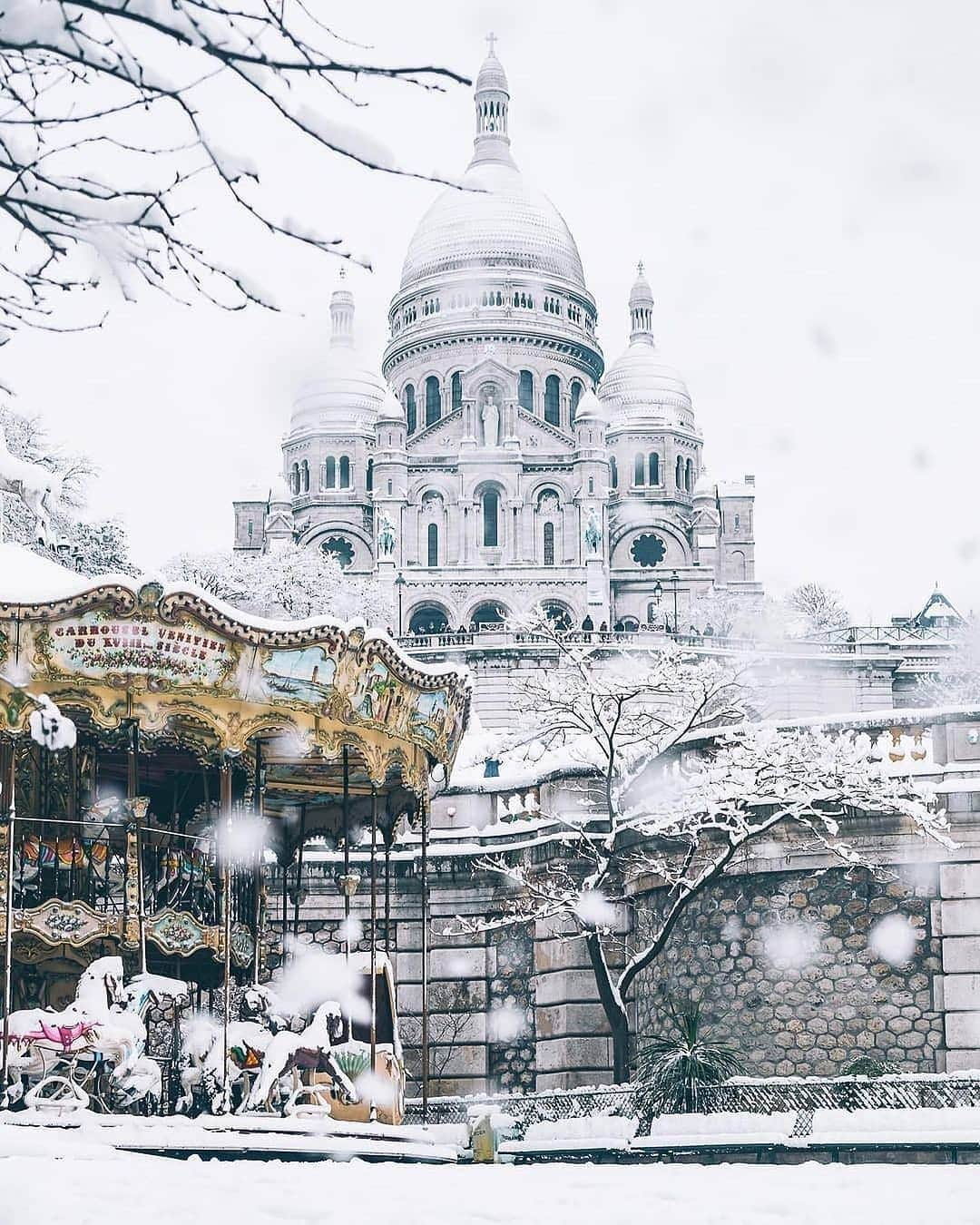 BEAUTIFUL DESTINATIONSさんのインスタグラム写真 - (BEAUTIFUL DESTINATIONSInstagram)「Paris when it snows! ✨ Snow-blanketed cities are absolutely dreamy, but the city of love takes it to a different level. Swipe through to imagine yourself strolling along this winter wonderland. 😍  Have you been to Paris while it's snowing? Tag who you want to spend a wintry vacation here! ❄️   📸 @wonguy974 📍 Paris, France」11月30日 18時07分 - beautifuldestinations