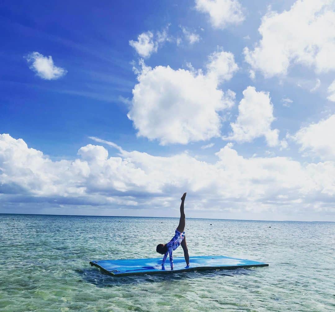 Nazukiのインスタグラム：「🌴🧘‍♀️yoga pose🧘‍♀️🌴  SUPじゃなく、ただのマットの上でポーズ😅👍  マットスポンジみたいのだから、以外に体幹力使います✌️✌️  #ishigakiisland #okinawa #yoga #supyoga #yogapose  #beach #summer #vacation #海　#石垣島　#小浜島　#沖縄　#ヨガ　#ヨガポーズ」