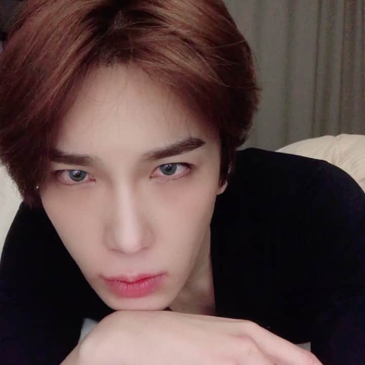のインスタグラム：「눈이 충혈되었어~ 😱 내복 장착! 모두 감기 걸리지말고 건강하게 만나요 🐰😘」