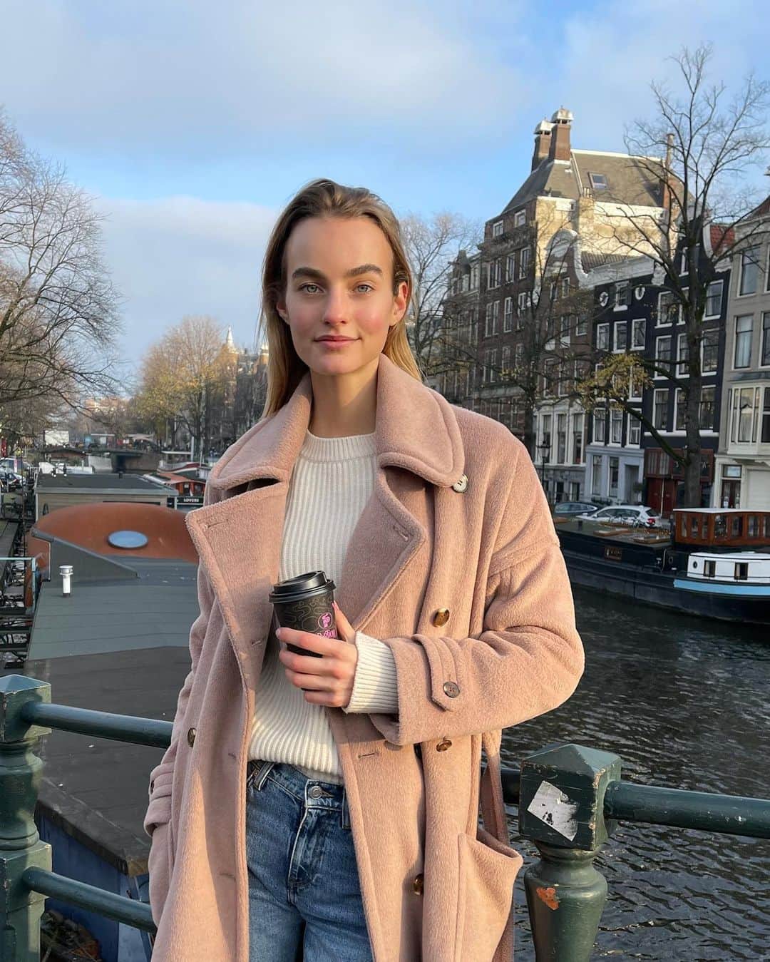マルチェ・フェルフーフのインスタグラム：「Coffee on the go ☕️」