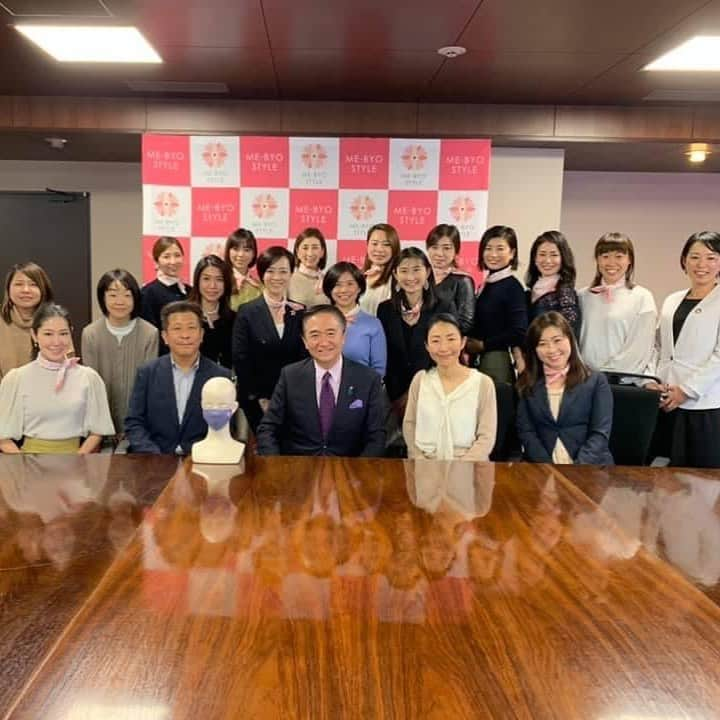 金谷有希子さんのインスタグラム写真 - (金谷有希子Instagram)「. .【11月のアンバサダー 神奈川県庁会議！】 .先日神奈川ME-BYO スタイルアンバサダーのミーティングで＠神奈川県庁でした❗️神奈川ME-BYO スタイルアンバサダーは『食』・『運動』・『社会参加』と3つのカテゴリーで活動しています😊 . 今回のミーティングの活動報告では、今年上半期はオンラインイベントやSDGsの活動について発表し、黒岩神奈川県知事にも活動報告を行いました。 . コロナ禍だからこそ基本に立ち返って自身の免疫力upに励み、未病改善してもらえたらと思います。そのバロメーターとして未病指標も是非お使い下さいませ❣️ . 身体にいいことして未病指標が変わり、数値で見える化できると、より健康になったことが実感できるかもしれません！もしできたら教えてくださいませ😚 . ねんりんピックかながわ2022ポスターのモデルに未病スタイルアンバサダーが写っています。ねんりんピックも楽しみです！ポスターもご覧ください✌️ . . #神奈川県 #未病スタイル #黒岩祐治知事 #神奈川mebyoスタイルアンバサダー #未病 #アナウンサー #ママアナウンサー #コロナ禍 #未病改善 #未病指標 #ねんりんピック」11月30日 23時40分 - kanatani_yukiko