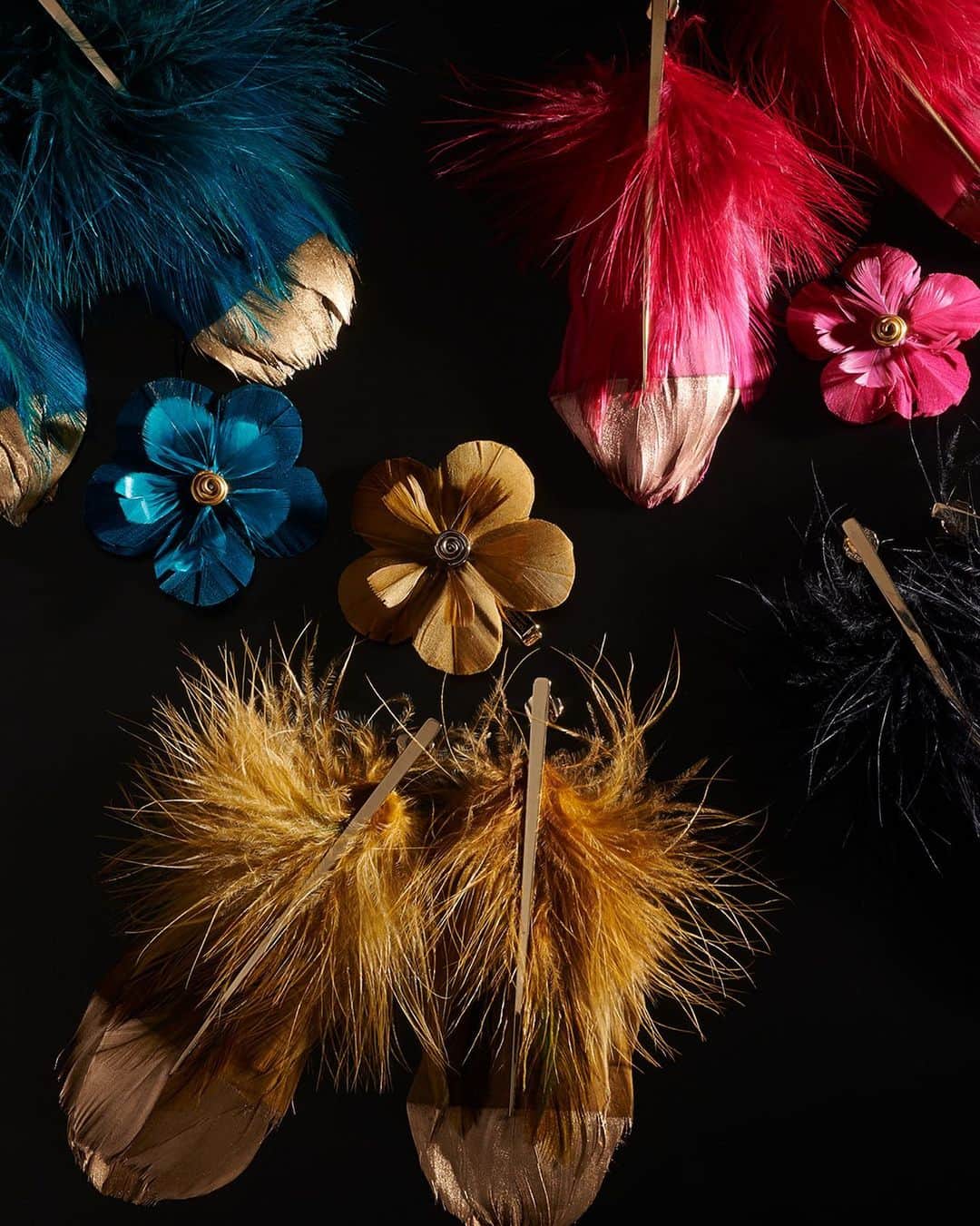 トムフォードさんのインスタグラム写真 - (トムフォードInstagram)「Accessories gifts for her from the AW20 Runway - the Feather Earrings and the Feather Flower Hair Clip. #TOMFORD #TFGIFTS」11月30日 23時40分 - tomford