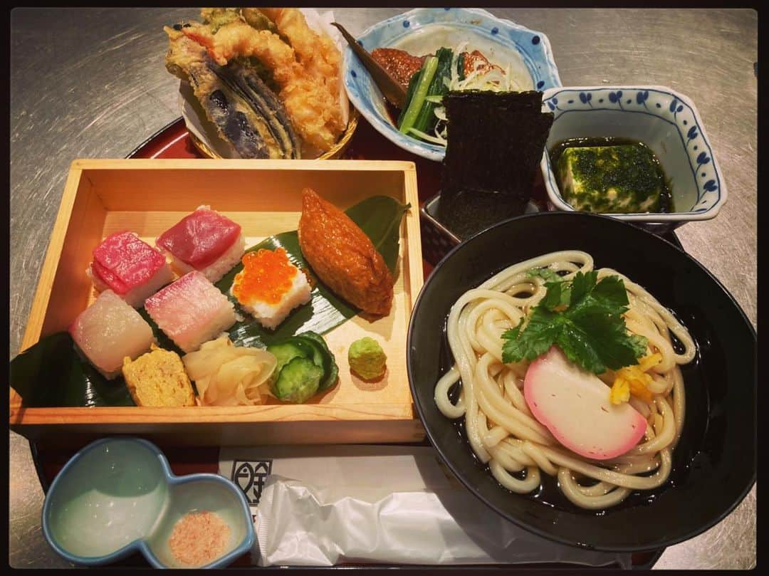 魚金さんのインスタグラム写真 - (魚金Instagram)「目黒魚金の限定ランチ！ 豪華だなぁ。美味しそうだなぁ。 数量限定なので、お早めに🦒  明日から12月ですね。 今年は本当に早かったなぁ。(毎年言うやつ) あとちょっと、寒さに負けず、元気でいきましょうねっ(｡･ω･｡)  #魚金 #みんな元気 #おいしいご飯で #明日も元気 #掴み寿司 #ランチ #目黒 #うどん #天ぷら #おいしいランチ #贅沢ランチ #師走 #走らなくていいんだよー」11月30日 23時40分 - uokin_koho