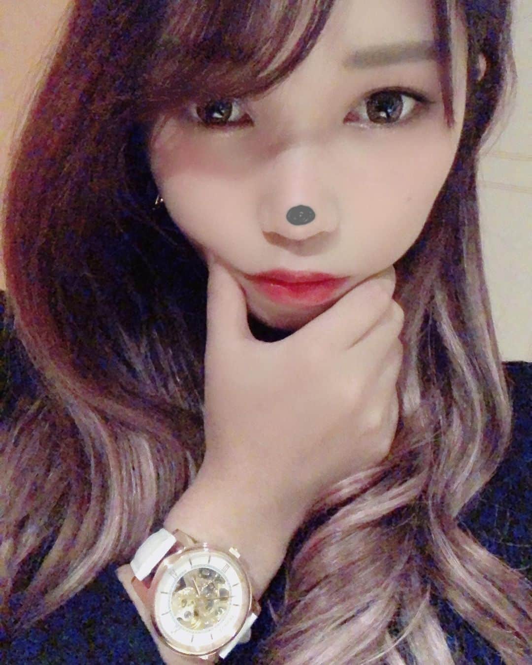R!Nのインスタグラム：「11月もおわり、 明日から12月。  あっという間に感じるようで、 もどかしい日々から始まり"進化"を 感じる怒涛の1年だなぁ。  刺激が少なくなってしまった日常に 少しずつ新しい何かを取り入れていくことはとても大事！  東京に来てから時計を付ける機会が増えたのですが、この度 @loborjapan 様から素敵な時計を頂きました！✨  今まで持っていた時計の中で1番大きな円盤デザインだけど、めっちゃオシャレ+大人な綺麗さがあってお食事会とか特別な場でも活躍してくれそう。  これからクリスマスの季節🎄だし、 ペアウォッチのプレゼントにもオススメです💗  【ringeks76】 ↑10%オフになるクーポン✨ よかったら使って下さい☺️  #lobor #ロバー #腕時計 #時計 #手元倶楽部 #プレゼント #ギフト #クリスマスプレゼント #ペアウォッチ #PR」