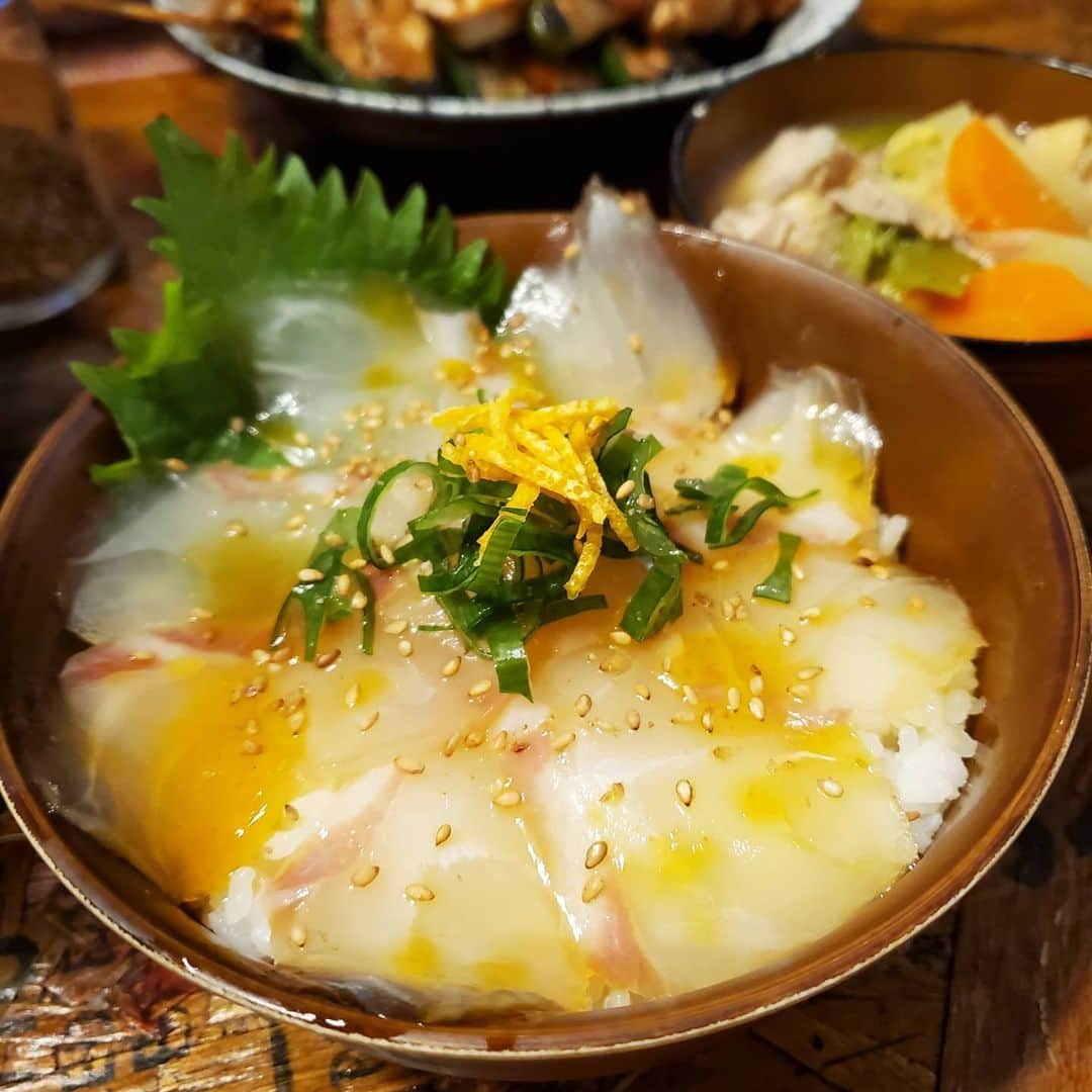 鈴木奈都さんのインスタグラム写真 - (鈴木奈都Instagram)「JF全漁連シーフード料理コンクールに何個かレシピを応募したら、入賞はできなかったんですが、なんと抽選で素敵なおさかなセットが当たりました‼️ 嬉しー🐟 まずは愛媛の宇和島流鯛めし💕生卵と特製タレに漬けた鯛を熱々ご飯にオン。うめぇー ホタテも甘くて最高。残りはまた😉 来年は目指せ入賞👊   #シーフード料理コンクール #魚料理 #サバヨミキッチン #ととけん」11月30日 23時41分 - suzukinatsu