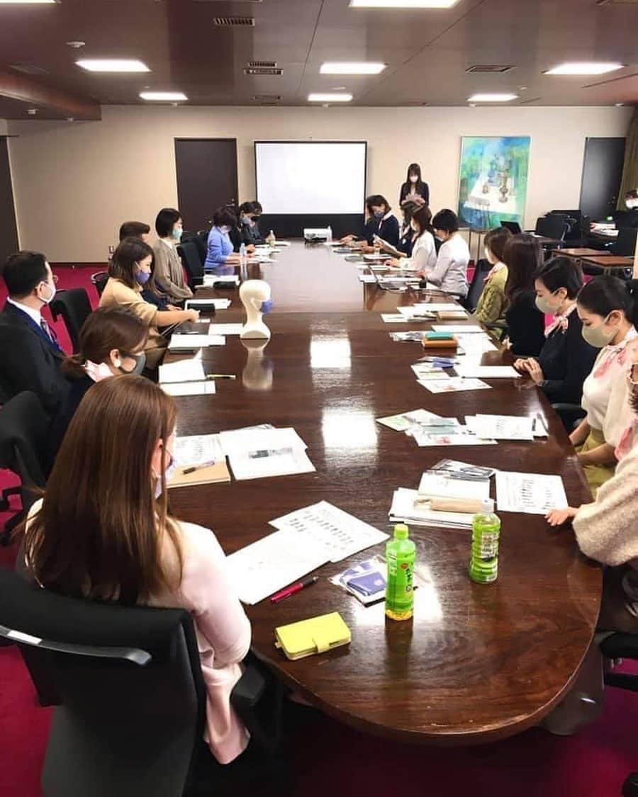 金谷有希子さんのインスタグラム写真 - (金谷有希子Instagram)「. .【11月のアンバサダー 神奈川県庁会議！】 .先日神奈川ME-BYO スタイルアンバサダーのミーティングで＠神奈川県庁でした❗️神奈川ME-BYO スタイルアンバサダーは『食』・『運動』・『社会参加』と3つのカテゴリーで活動しています😊 . 今回のミーティングの活動報告では、今年上半期はオンラインイベントやSDGsの活動について発表し、黒岩神奈川県知事にも活動報告を行いました。 . コロナ禍だからこそ基本に立ち返って自身の免疫力upに励み、未病改善してもらえたらと思います。そのバロメーターとして未病指標も是非お使い下さいませ❣️ . 身体にいいことして未病指標が変わり、数値で見える化できると、より健康になったことが実感できるかもしれません！もしできたら教えてくださいませ😚 . ねんりんピックかながわ2022ポスターのモデルに未病スタイルアンバサダーが写っています。ねんりんピックも楽しみです！ポスターもご覧ください✌️ . . #神奈川県 #未病スタイル #黒岩祐治知事 #神奈川mebyoスタイルアンバサダー #未病 #アナウンサー #ママアナウンサー #コロナ禍 #未病改善 #未病指標 #ねんりんピック」11月30日 23時41分 - kanatani_yukiko