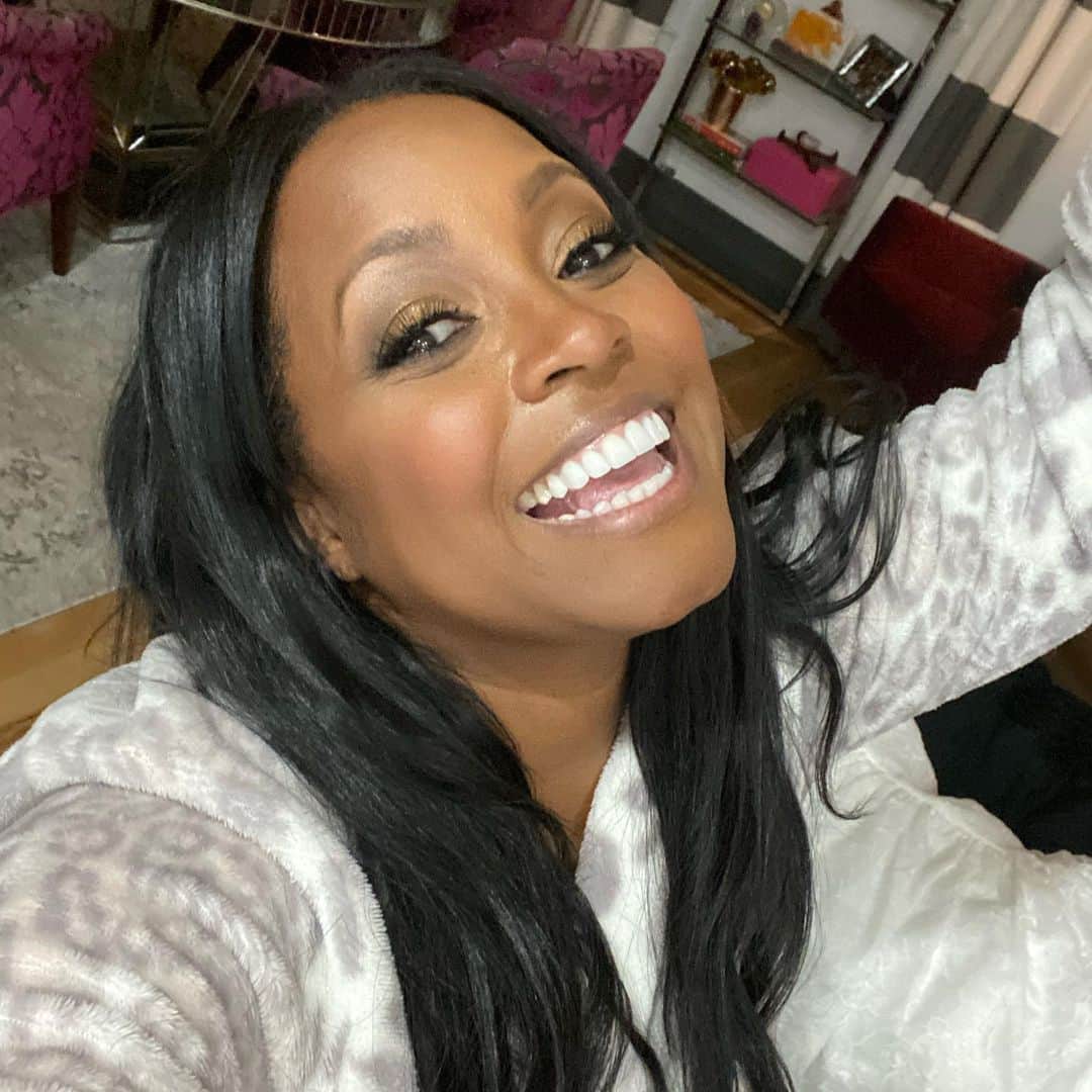 ケシア・ナイト・プリアムのインスタグラム：「Happy Monday!!! #Mood #Grateful Ohhh... @keshiaskitchen is having a sale!!! Discount Code- DASHOFLOVE」
