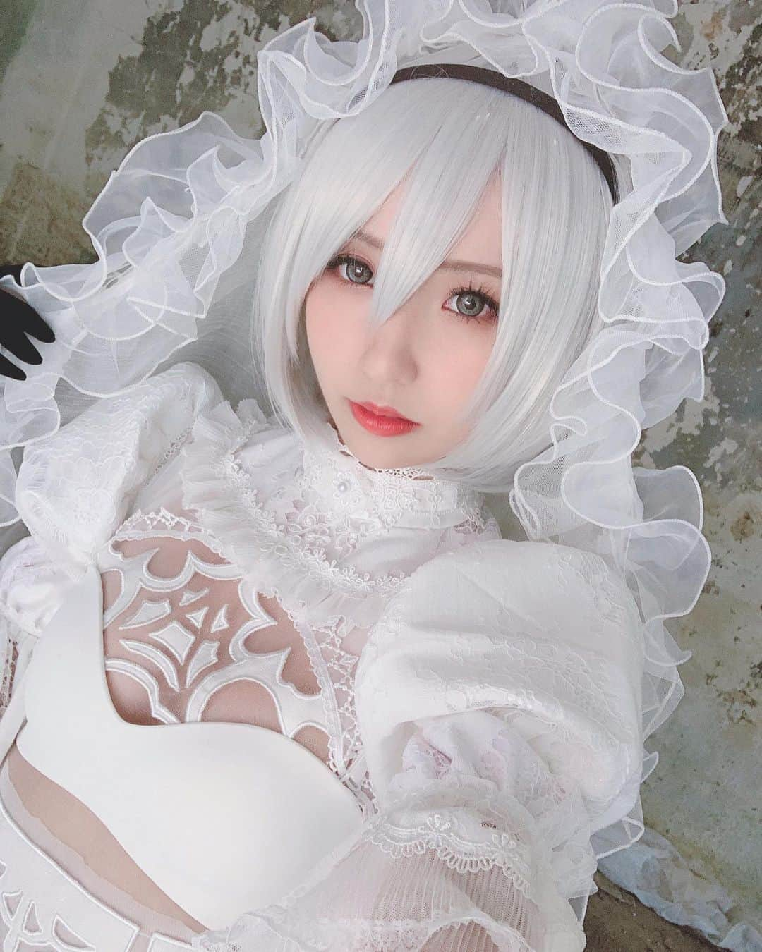 Sherryさんのインスタグラム写真 - (SherryInstagram)「- 2B in Victorian ruffle dress🤍 Designed by @sakimi.chan   #cosplay #nierautomata #2b #silverxherecosplay」11月30日 18時14分 - silverxhere