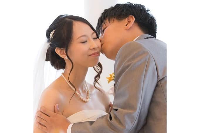 楽婚【公式】Instagramさんのインスタグラム写真 - (楽婚【公式】InstagramInstagram)「♡おふたりの永遠の愛を誓いあう 指輪交換の瞬間。  左の薬指は、 血管がハートに直結すると 信じられたことから始まった大切な儀式。  花嫁が幸せを噛みしめる素敵な瞬間ですね♡  1枚目♥先輩カップル：Ryohei & Reina 2枚目♥先輩カップル：Naoya & Rika 3枚目♥先輩カップル：Toshiya & Ayumi  Webでご予約はTOPのURLより♡ ⇒@rakukon . #楽婚 #rakukon #ベストアニバーサリー #ベストブライダル #wedding #ウェディング #フォトウェディング #プレ花嫁 #卒花 #日本中のプレ花嫁さんと繋がりたい #プラコレ #marryxoxo #ウエディングニュース #花嫁 #卒花嫁 #2021年春婚 #2021年秋婚#2020年冬婚 #結婚式準備 #weddingdress #ウェディングドレス #前撮り #結婚式前撮り #ウェディングフォト #前撮りポーズ #挙式 #挙式演出 #指輪交換 #ブライダルリング #感動の瞬間」11月30日 18時15分 - rakukon