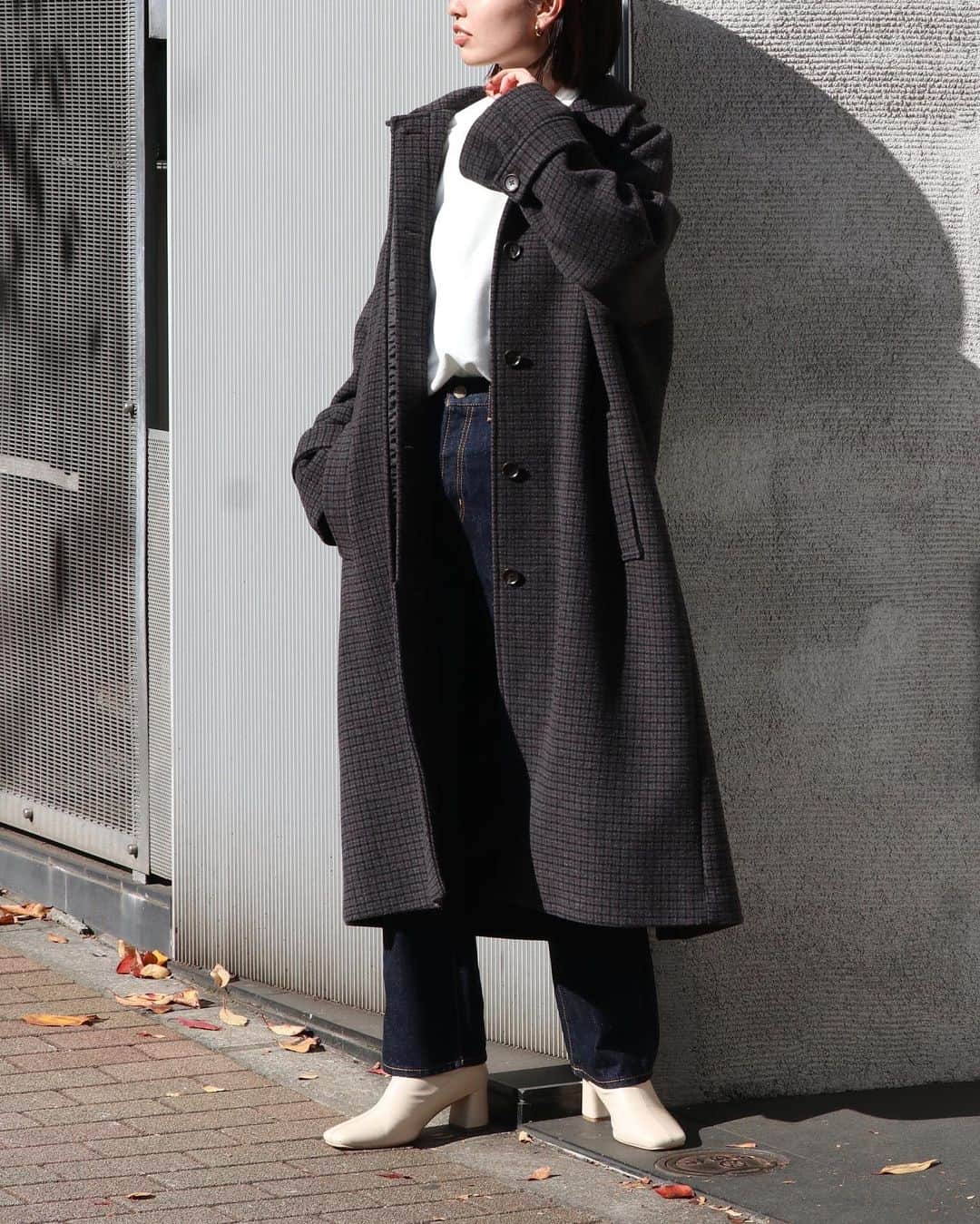 のインスタグラム：「＼＼pick up outer／／ #ステンカラーチェックルーズコート ミディアムグレー/チャコールグレー ¥20,900(tax in) _________________________________________ 今季のチェックコートは、 ステンカラーで大人なムードに！ 程よく丸みを帯びたAラインシルエットに設定し、 重ね着もしやすい1着。 手首部分のベルトで調整可能 _________________________________________ .  下記 アカウントTOPページリンクより 各サイトをご覧下さい🔗 . RUNWAY channel▶︎ @ungrid_official  ZOZOTOWN▶︎ @ungrid_staffsnap  . アイテムはタグをご覧下さい🏷 . #Ungrid #Ungrid_official #RUNWAYchannel  #ZOZOTOWN」