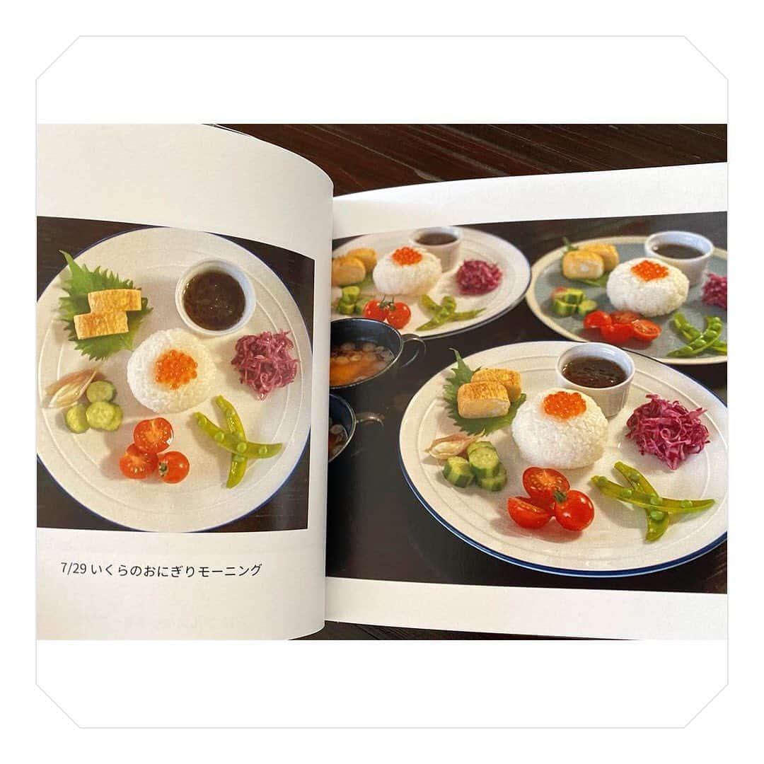 しまうまプリント【公式】フォトブック無料企画開催中さんのインスタグラム写真 - (しまうまプリント【公式】フォトブック無料企画開催中Instagram)「朝ごはんのおいしいフォトブック🍙 ・ 本日ご紹介するのは @kana2usagi さまのご投稿です。 ・ 野菜たっぷりの色鮮やかな毎朝のごはんを 1冊にまとめて頂いたのだとか👀 ・ とっても健康的で美味しそうですね😋 ・ フォトブックの中には 朝ごはん以外にも 日々の記録として お気に入りのお写真も 入れて頂いているようです✨ ・ ・ 見返すのが楽しみになる、 素敵な1冊になりました。 ・ ・ しまうまプリントでは みなさまのフォトブック・写真プリント作品を お待ちしています。 上手にできたら#しまうまプリント をつけて 投稿してみてくださいね ・ ・ -------------------------------- しまうまプリントのインスタグラムでは 素敵な作品やお得な情報を配信中！ ☟プロフィールはこちらから  @shimaumaprint -------------------------------- ・  @kana2usagi さま、 素敵なご投稿ありがとうございました！ ・ ・ ・ #しまうまプリント#しまうまフォトブック#フォトブック#写真プリント#アルバム#写真アルバム#フォトアルバム#手作りアルバム#オリジナルアルバム#写真整理#ていねいな暮らし#おうち時間#思い出 Repost from @kana2usagi ・・・ お料理フォトブックの2冊目が出来ました！ 1冊目は晩ご飯とスイーツがメイン コロナ禍の自粛生活で時間が有り余っていたため、世界の料理にチャレンジしていた4ヶ月間でした 2冊目は朝ごはん作りにシフトチェンジ！ おにぎりやだし巻き卵や焼き立てパンやスープなどにチャレンジした4ヶ月間でした。 写真はお料理だけでなく、季節の花々や犬たち（アンディ＆チェリー）や料理本や愛用しているキッチンツールや読書中の本なども差し込んでいます 1冊にまとめることにより 自分なりに一区切りがついてしまい 急にスローダウンしてしまいました 料理を作って「食べる前に撮る」というのは 楽しいけれど色々と大変でもあるので（素早く撮らないと冷めるし、家族を待たせることになるし）今後はどうしても撮りたくなった時だけ撮ろうかなと思ってます  #フォトブック #しまうまプリント #しまうまフォトブック #しまうまプリントフォトブック #料理フォト  #朝ごはん  #おうちごはん #料理好きな人と繋がりたい #朝ごはんの記録#今日の朝ごはん#てづくりごはん365#私のおいしい写真#おうちごはんlover#キッチングラム #breakfast#homemade #朝ご飯」11月30日 18時18分 - shimaumaprint