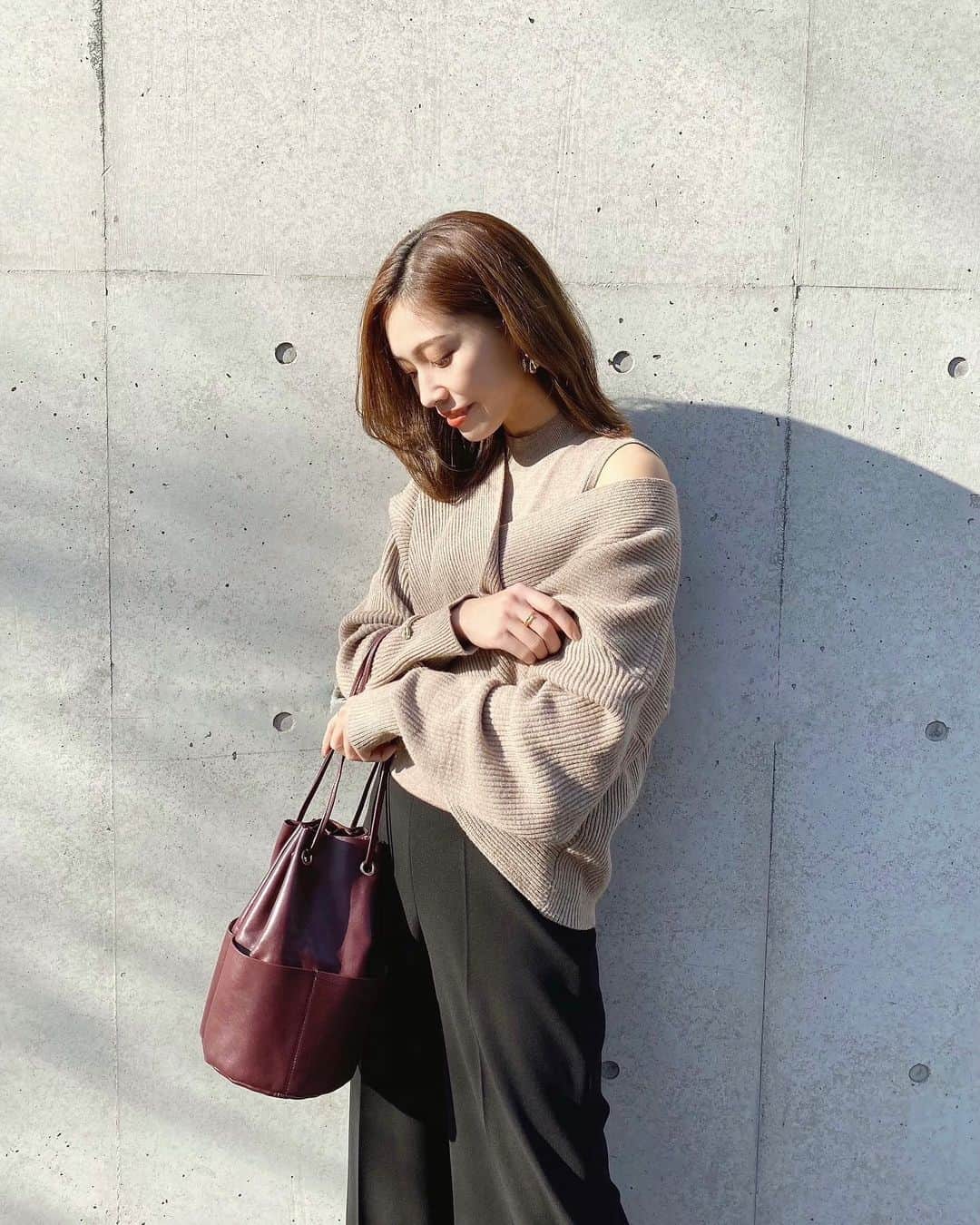 石黒美帆のインスタグラム：「*﻿ どこの〜？﻿ と聞いてもらえる事が多い褒められニットは @akte_official のもの🤎﻿ ﻿ ノースリーブニットの上からクロスのニットを着る仕様になっていて、単品使いも出来ちゃう優れものです☺️﻿ ﻿ ﻿ ﻿ ﻿ #fashion#fashionstyle#fashiongram#instafashion#outfit#ootd#dailylook#akte#패션#오오티디#ファッション#コーデ#秋服#秋コーデ#シンプルコーデ#クロスニット#アクテ#ザラジョコーデ」