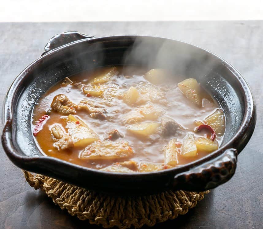 おれは食べて痩せたいのだ。さんのインスタグラム写真 - (おれは食べて痩せたいのだ。Instagram)「#土楽 の #福森道歩 さんによる #土鍋 料理「スペアリブと大根のみそ煮込」 . 骨からほろりと 崩れるほどやわらかく煮たスペアリブと、 しゃきしゃき感ののこる大根、 ピリ辛でアツアツの みそ味のお鍋は 寒い季節にぴったりです。 . #ほぼ日の土鍋 #スペアリブと大根のみそ煮込 #ほぼ日刊イトイ新聞 #ほぼ日 #ほぼ日おいしいもの部」11月30日 18時22分 - hobonichi_oishiimono