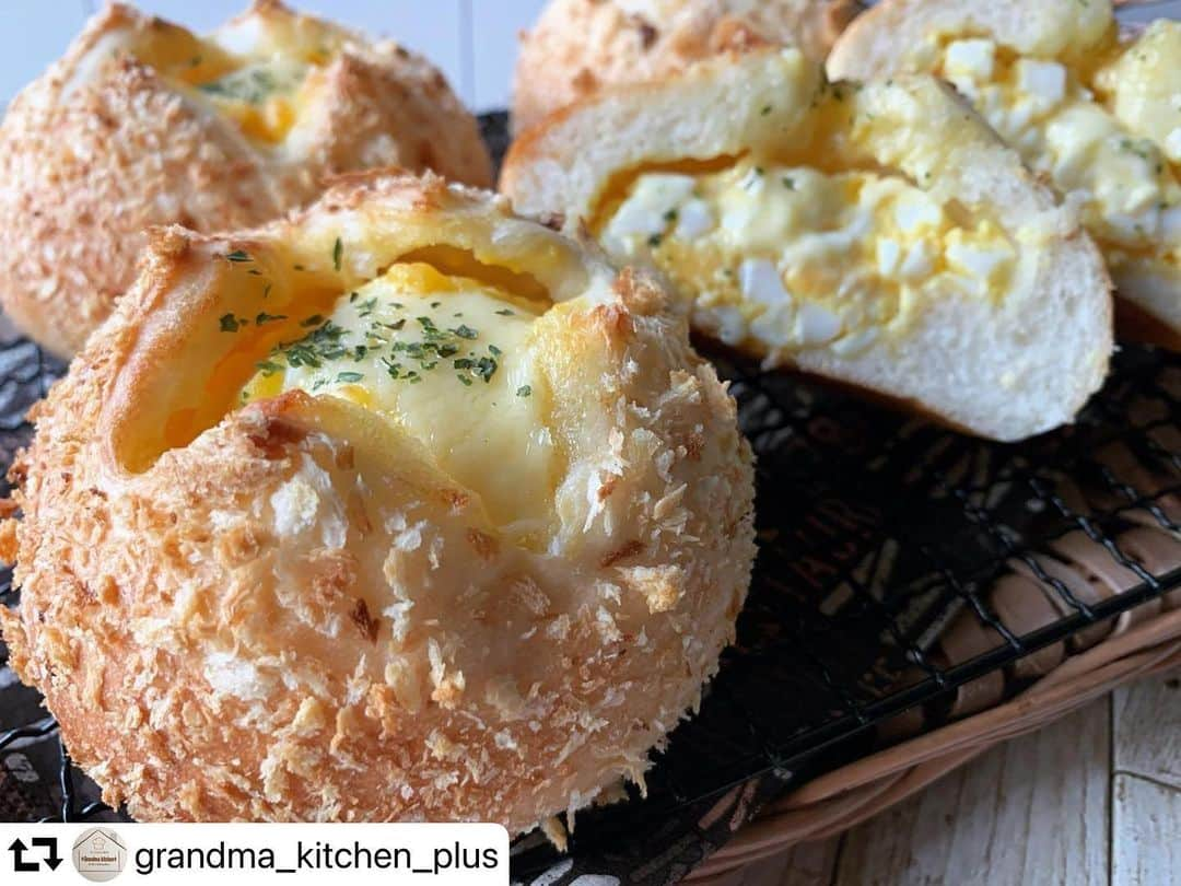 クスパさんのインスタグラム写真 - (クスパInstagram)「#repost @grandma_kitchen_plus ・・・  ﻿ ﻿ おうちぱん教室＊グランマキッチン﻿ ﻿ ﻿ ﻿ 【湯種玉子ボール】﻿ ﻿ 応用コースのメニュー﻿ ﻿ 応用コースは今までの﻿ レッスンメニューの中で﻿ 生徒様に大好評のパンと﻿ 私のおススメのパンを選りすぐったコース﻿ ﻿ こちらの湯種を使ったパンは﻿ 翌日のふわふわが半端ない‼︎‼︎‼︎﻿ ﻿ ちょっとひと手間加えるだけで﻿ もちもちふんわり感がUP⤴️﻿ どんなフィリングでも合う﻿ パン生地なのでアレンジ豊富﻿ ﻿ 焼き立てが格別なパンのひとつ☝️﻿ やっぱり1個ペロリと食べてしまった😅﻿ ﻿ 早く食べてほしい〜〜❣️﻿ ﻿ ﻿ ／﻿ 12月レッスン募集﻿ ﻿ ★スノーブレッド﻿ 15日(火) 1名様﻿ ﻿ ﻿ ★ミルクティークリームパン ﻿ 17日(木)  1名様﻿ 22日(火)  1名様﻿ ＼﻿ ﻿ 追加日程はございませんので﻿ ご興味がありましたらDMまで﻿ お待ちしております♪﻿ ﻿ ﻿ ﻿ ★お知らせ★﻿ ﻿ 毎月1日にレッスンの募集を﻿ 開始していましたが大阪は﻿ コロナ感染が拡大してきていますので﻿ 1月の募集開始は12月中頃の予定です﻿ ﻿ まったく先の見えない状況なので﻿ 変更する場合があるかもしれません…﻿ ご理解の程、よろしくお願いします🙇‍♀️﻿ ﻿ ﻿ ❤︎手作りパン&スイーツで家族を笑顔に❤︎﻿ ＊Grandma  kitchen＊﻿ ﻿ ﻿ #おうちぱん教室#グランマキッチン#パン教室大阪#パン教室八尾#パン教室東大阪#手捏ねパン教室#初心者向け手作りパン#コースレッスン#シフォン教室#JSAデコ食パン認定講師#石窯ドーム#パンアンバサダーno59#クスパ#zoomでオンラインレッスン#体験レッスン募集#おうち時間の楽しみ方#焼きたてパン#湯種パン#玉子サラダ#カリカリふわふわ#12月レッスン募集」11月30日 18時23分 - cookingschoolpark